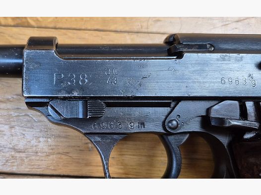 Schöner Walther P38 Pistol – Herstellung genannt „ZM“ für Walther Zella Mehlis – Code AC – Waffe von Juli 1943 – Originalbrünierung zu 95% – Einwandfreie Mechanik – Sehr schöner Lauf – 100% Originalteile – Monomatrikulation außer Magazin – Sehr guter Zustand – TBE