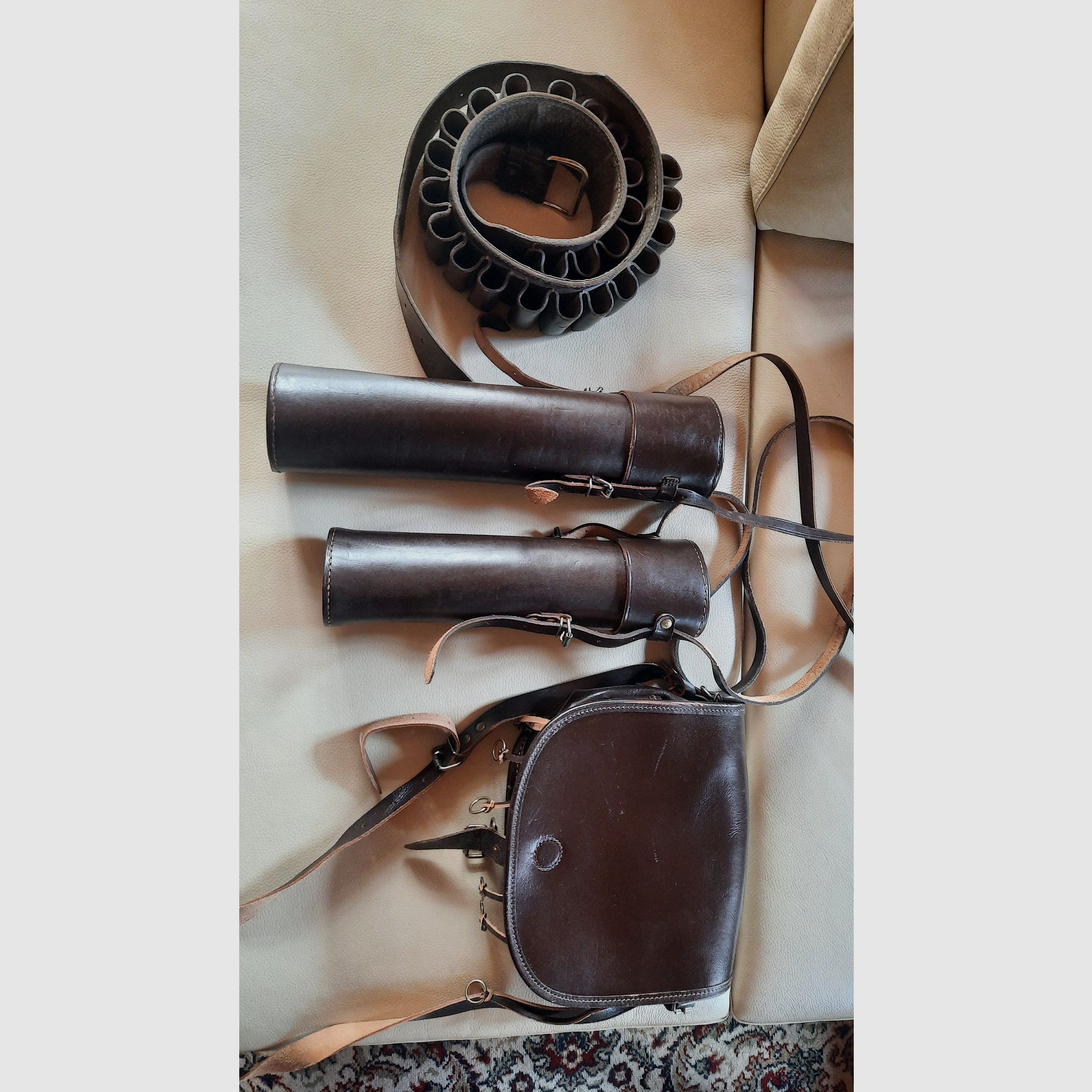 Lederset mit 2 Fernrohrköchern, einer Jagdtasche und einem Patronengurt