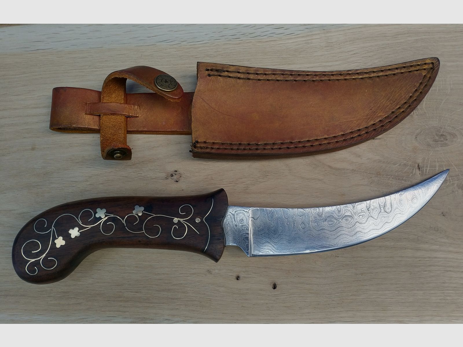 Orientalisches Gürtelmesser mit handpolierter Damastklinge