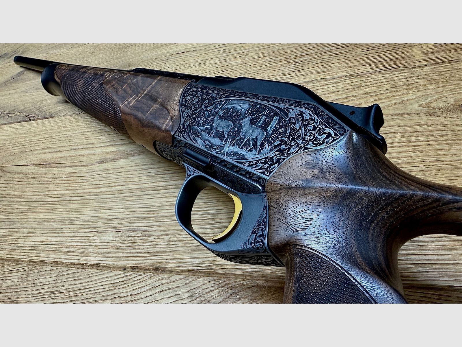Blaser R8 Grand Luxe Success / Holzklasse 6 / Seidenmattes Finish / Goldener Abzug / Systemkasten + Magazineinheit graviert / TRAUMWAFFE