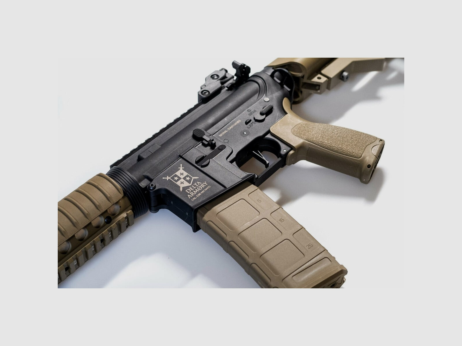 AR15 CQB-R BRAVO EAGLE ETU Delta Armory Tan/Negro S-AEG Rifle Airsoft Libre a partir de 18 Años