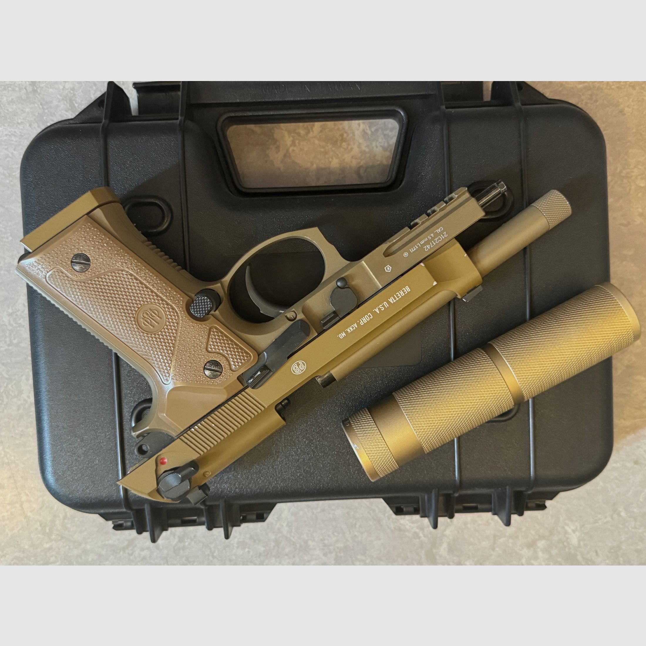 Beretta M9A3 CO2 Luftpistole Kal. 4,5 mm BB FDE Vollmetall inkl. Schalldämpfer-Dummy Und Koffer