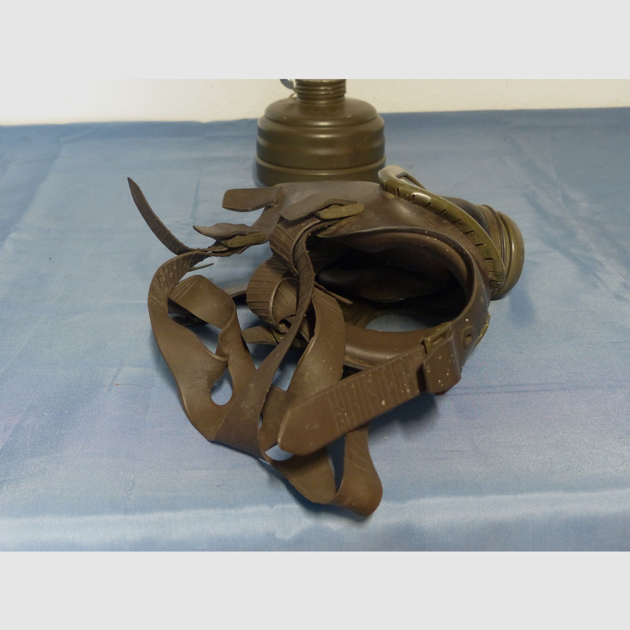Original Bundeswehr Gasmaske Atemschutz M 65 ABC mit Filter 70er