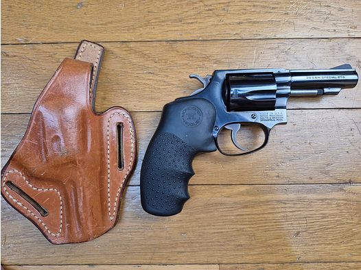 Peu courant Revolver Smith&Wesson Mod 36-1 ou « Chiefs Special » – 5 coups en cal. 38 SP – Canon 3 pouces neuf – Arme de 1979 – Holster d&rsquo;épaule – État proche du neuf ! – TBE+++