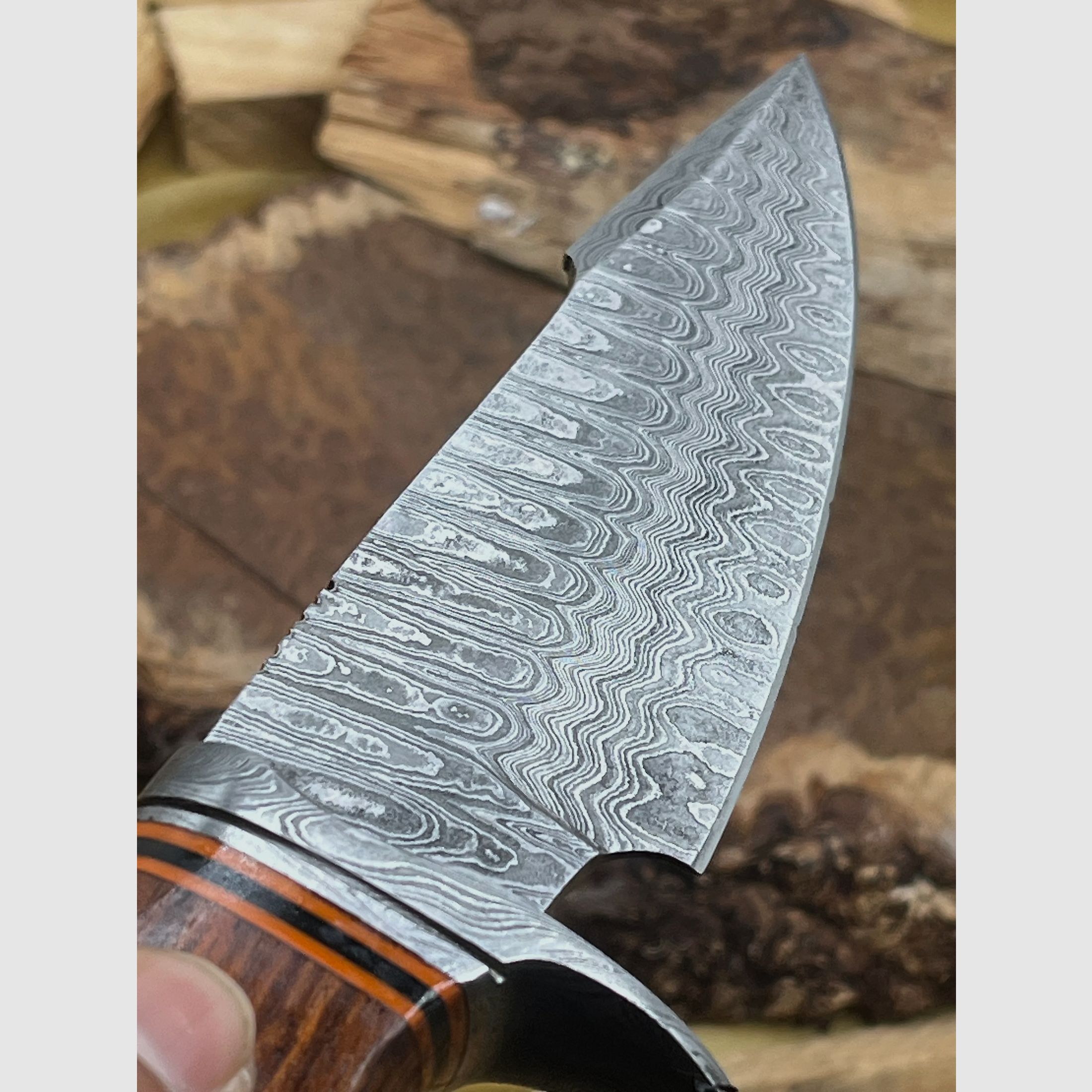 Handgefertigtes Damast-Bowiemesser. Jagdmesser. Überlebensmesser. Outdoormesser.