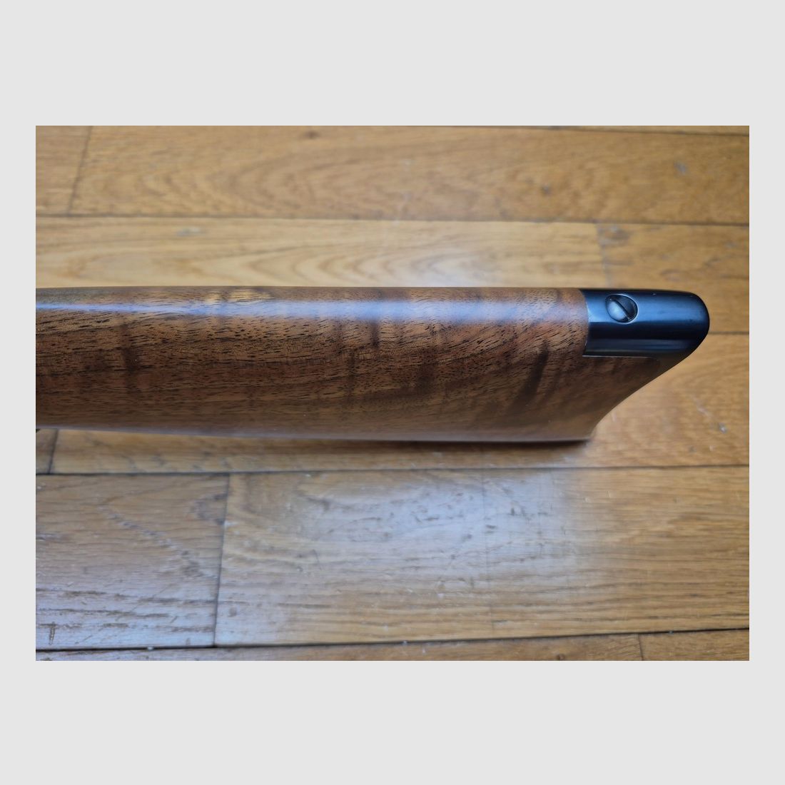 Wunderschöne Winchester 1892 „Repetierbüchse“ – Version „Gewehr“ / Flinte mit oktogonalem Lauf – Seltenes Take Down Modell – Kal. .44-40 mit 10+1 Schuss – Miroku Japan Ausführung – Limitierte Serie 2 x 251 Exemplare – Schöne Nussbaumholz in Klasse V oder VI – Originalbox mit Dokumenten und Schloss – Nie geschossen – Neue Waffe – TBE++++, Bild 18 von 39