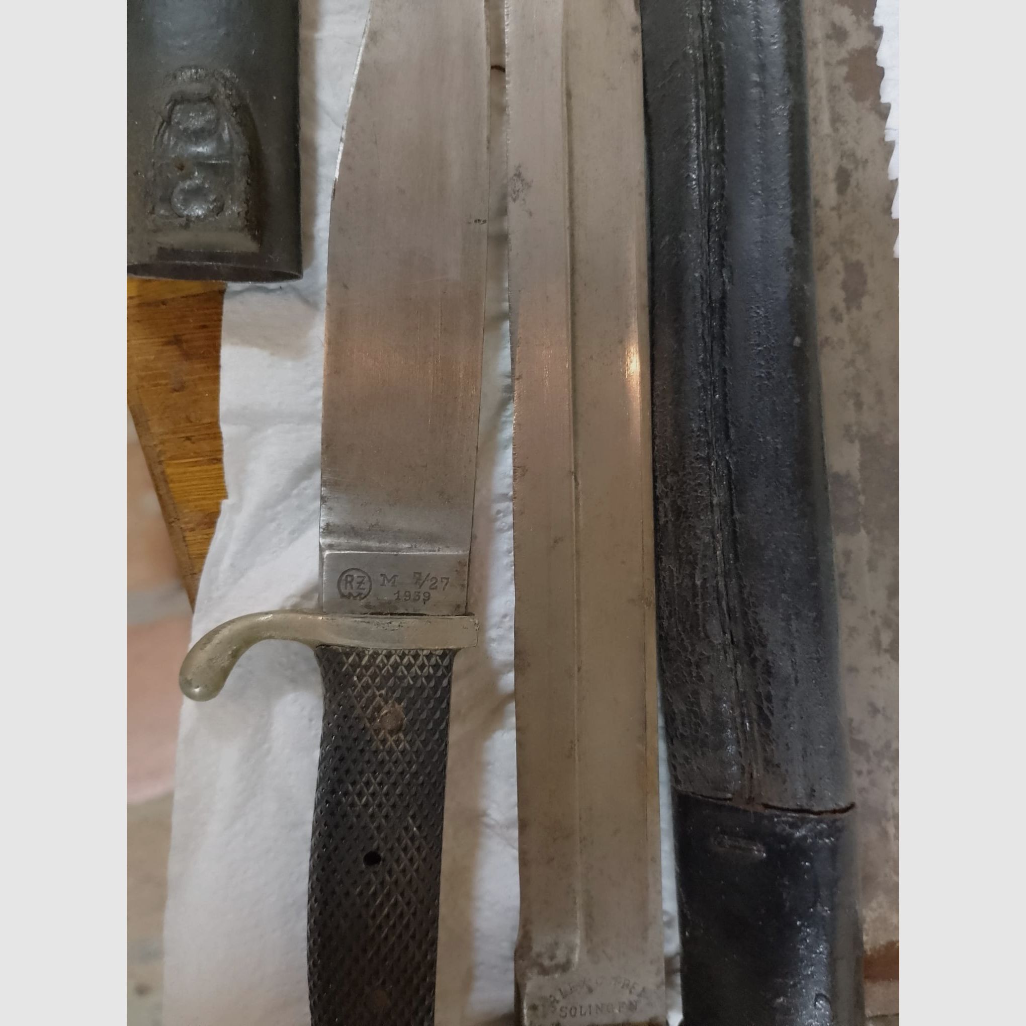 Convolto di vecchi baionette 1GM + 1 vecchio coltello da escursionismo/scout 1939