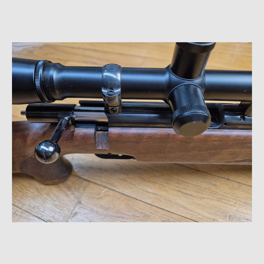 Prachtige precisiegeweer set Anschütz model MATCH 54 versie 1407 – 22LR – Weaver CT36 Micro Trac 36 x 40 richtkijker met diopter en tunnel Anschütz (3 iris!) – Zware loop – Kamerbeschermer + Sluitbeschermer + Koffer! Top set! TBE+++, afbeelding 45 van 53