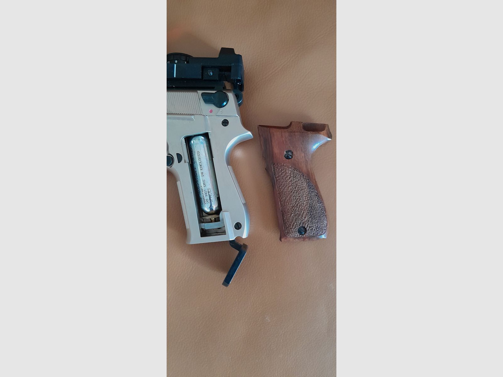 Vernickelte Walther CP88, CO2-Pistole, mit Echtholzgriffschalen und Rotpunktvisier