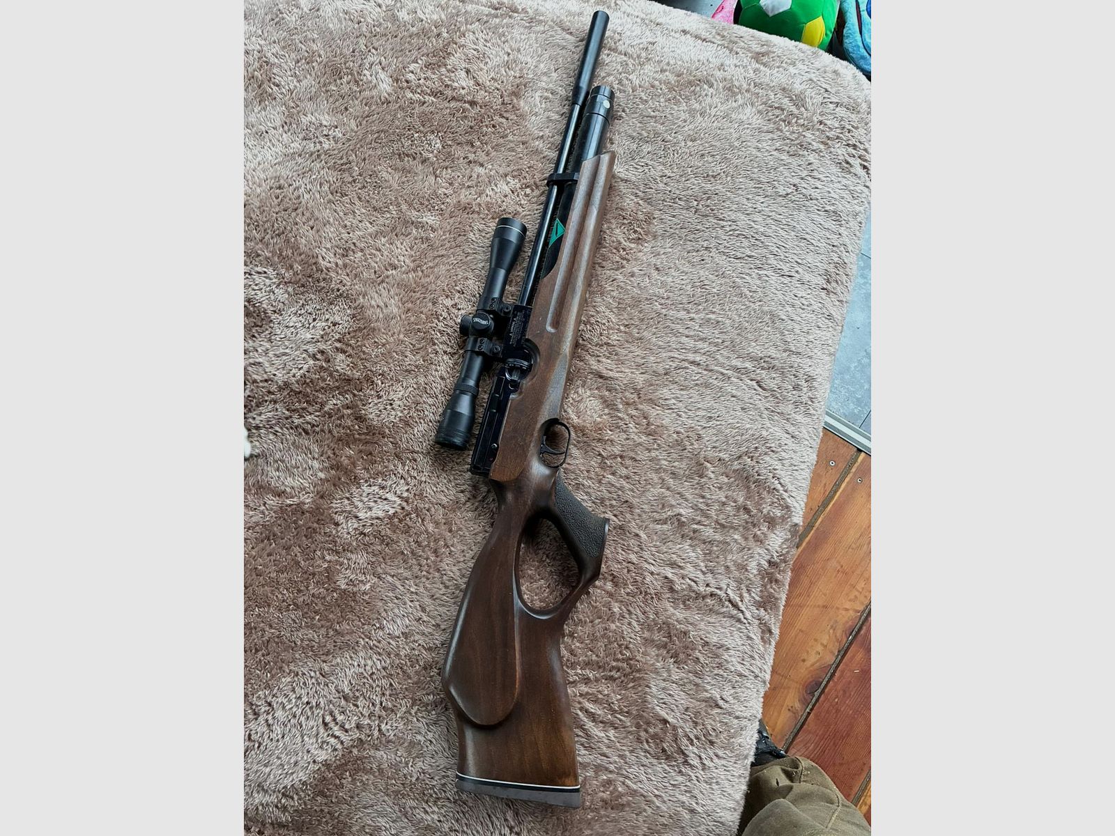 Pressluftgewehr Weihrauch HW 100 T Nussbaum-Lochschaft Kompensator Kaliber 5,5 mm