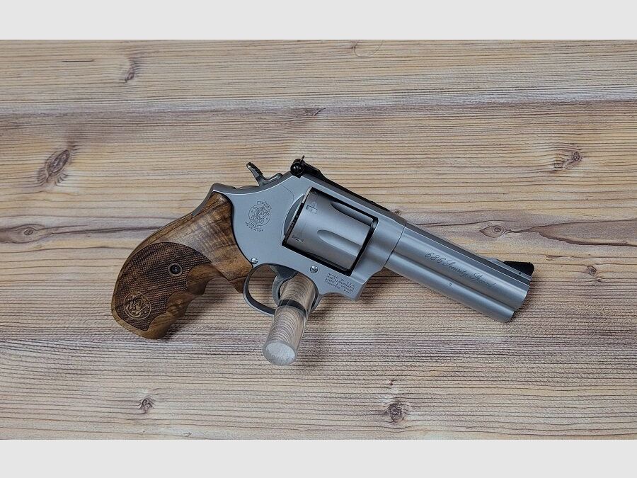 Smith & Wesson 686 Security Special 4" mit Nill-Griff