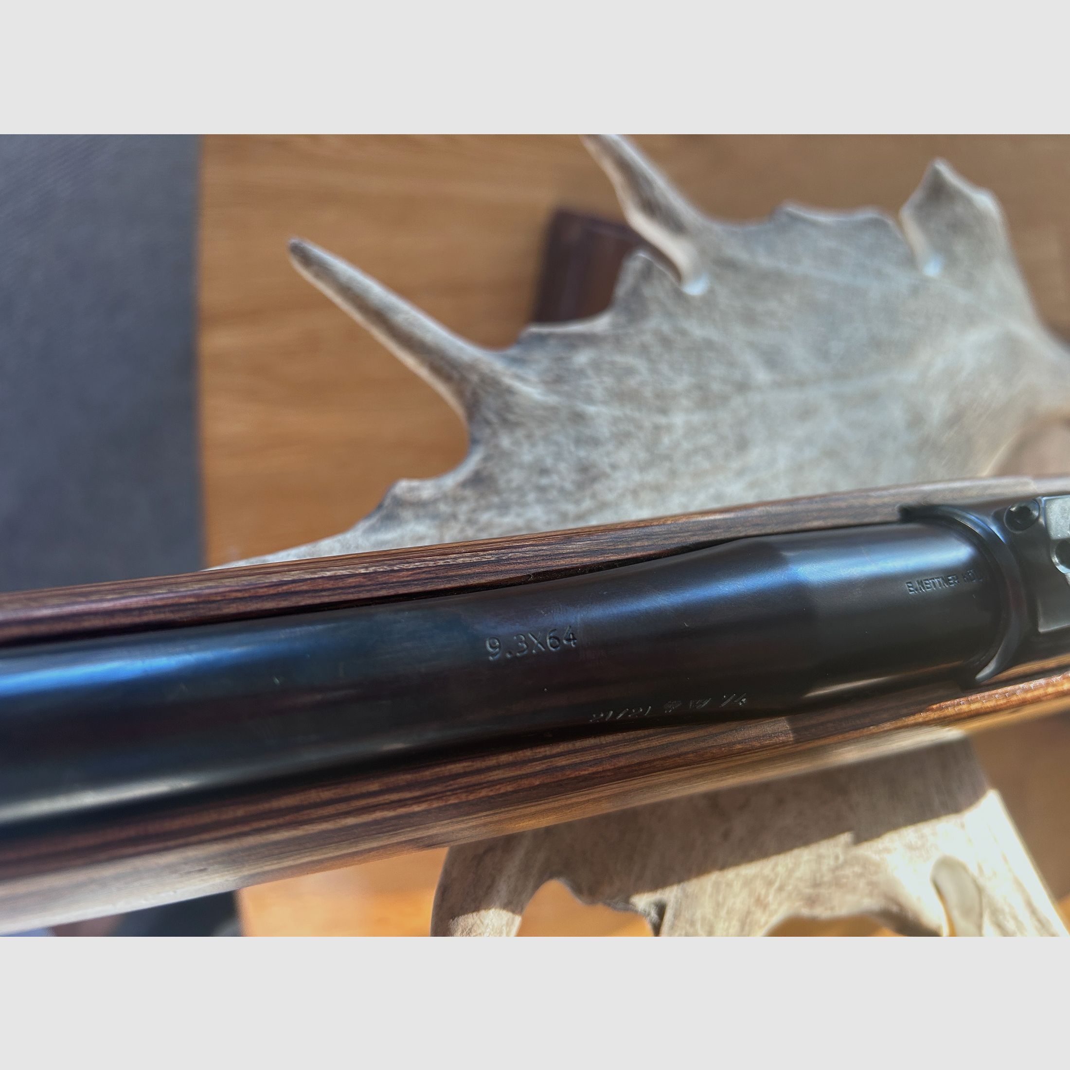 Kettner 98er 9,3x64 mit Schichtholz-Lochschaft und seitlicher Sicherung