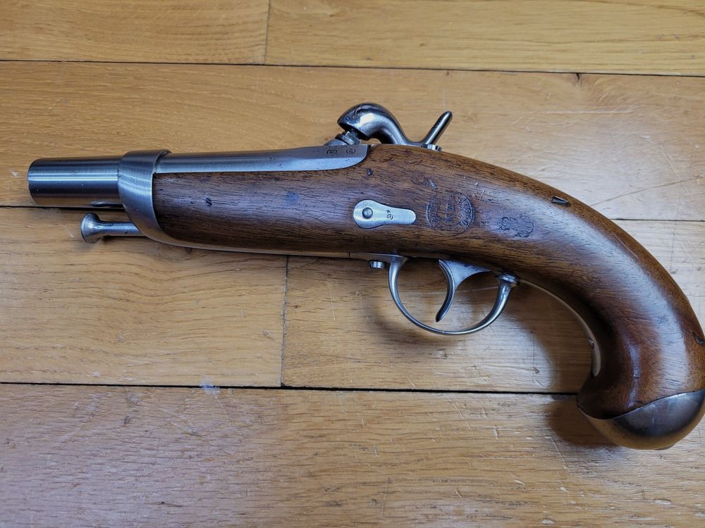 Sehr schönes Exemplar einer Gendarmeriepistole 1842 – Nationale Fertigung Mutzig – Waffe von August 1850 – Gut lesbare und einheitliche Stempel – Gut lesbares Holzschild – Sehr schönes Stück in einem seltenen Erhaltungszustand. – TTBE+, Bild 17 von 22