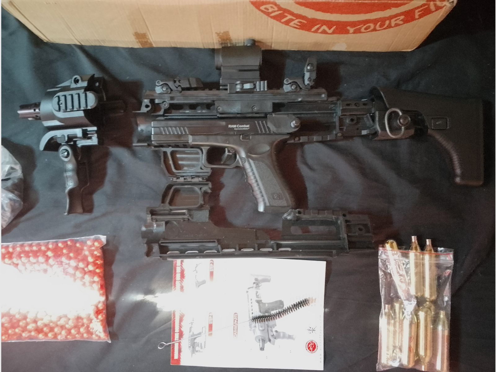 RAM Cal .43 Combat (Glock) + 4 Magazine + Aps Caribe Action Conversion Kit T1-Socom Visier und Zubehör Co2 Rubberballs Paintballs