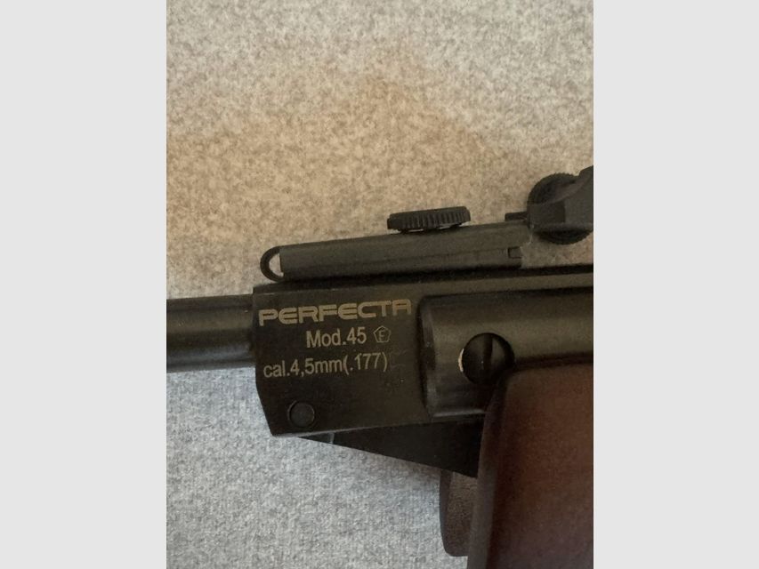 Carabina ad aria compressa Perfecta Mod. 45 cal. 4.5mm (177) inclusa di scope e 3 barattoli di diabolos H&N, 1 sigillato, 2 ancora pieni per circa il 70%, immagine 3 di 6