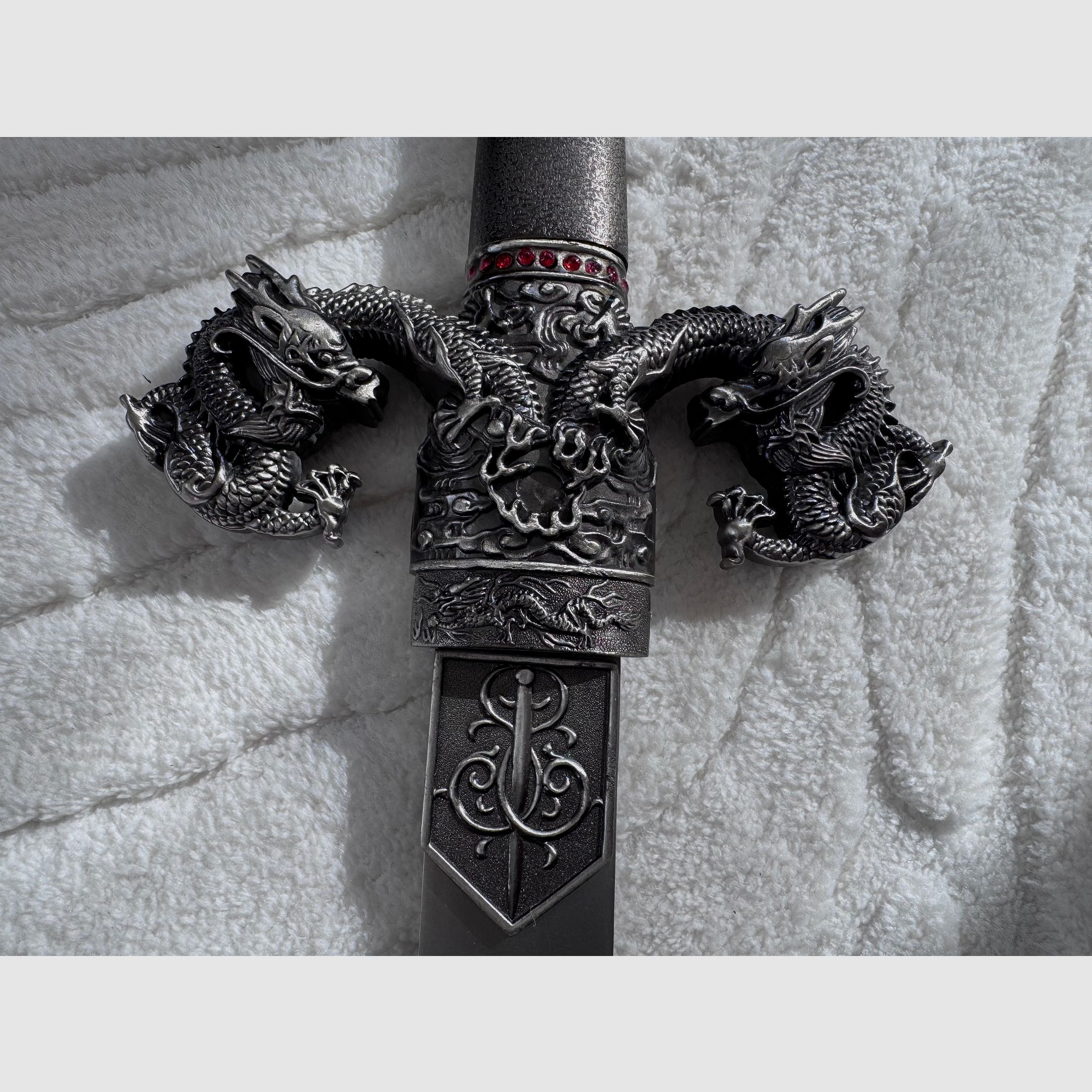 Dekoratives Drachenschwert im asiatischen Stil