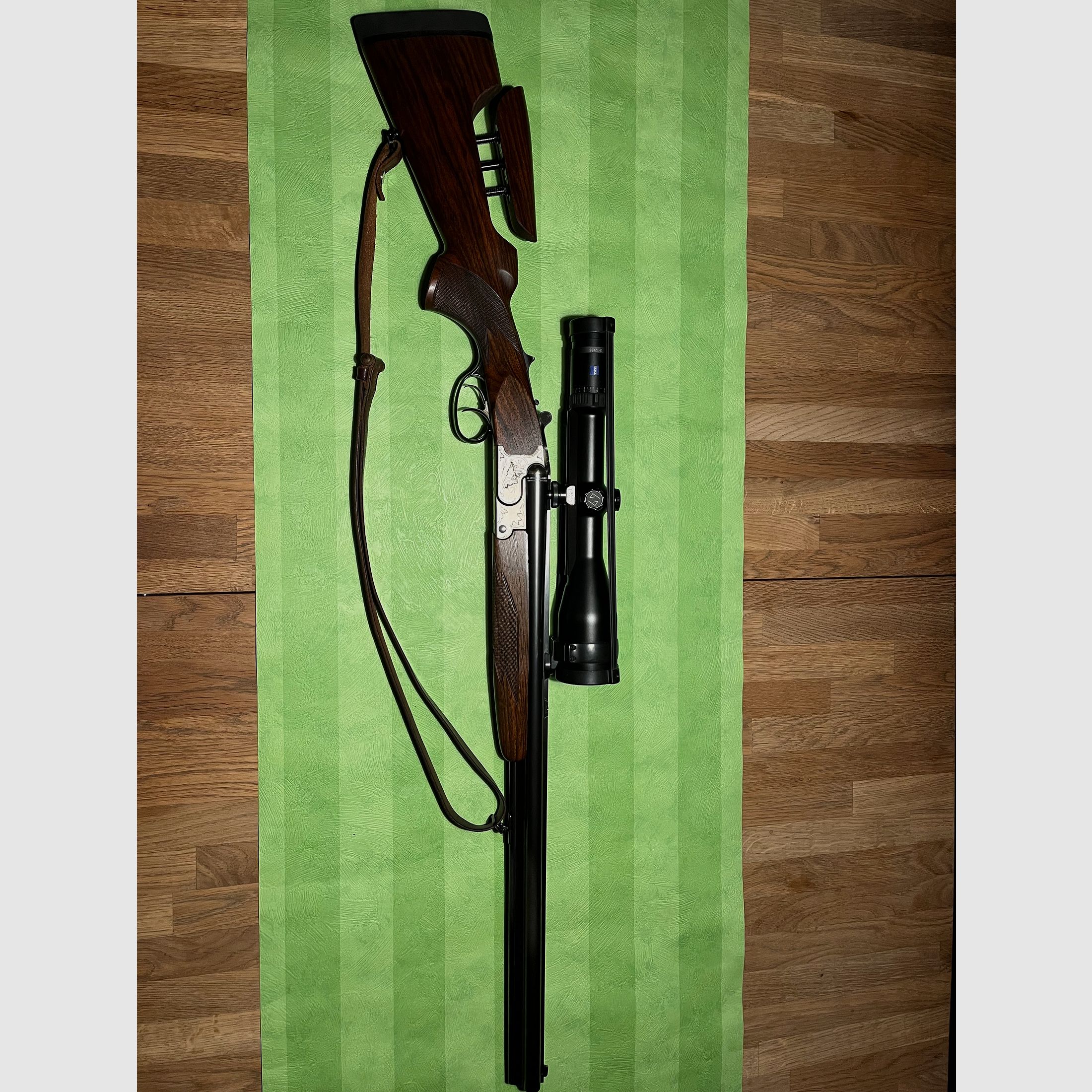 Krieghoff Plus Drilling mit 2 Schloss Handsp. im Kaliber 20/76,7x65R,.22 Hornet von vorne verstellbarer E Lauf, Zeiss HT 3-12x56 L.abs. 60 auf Schwenkmontage u. höhenverstellbare Schaftrücken