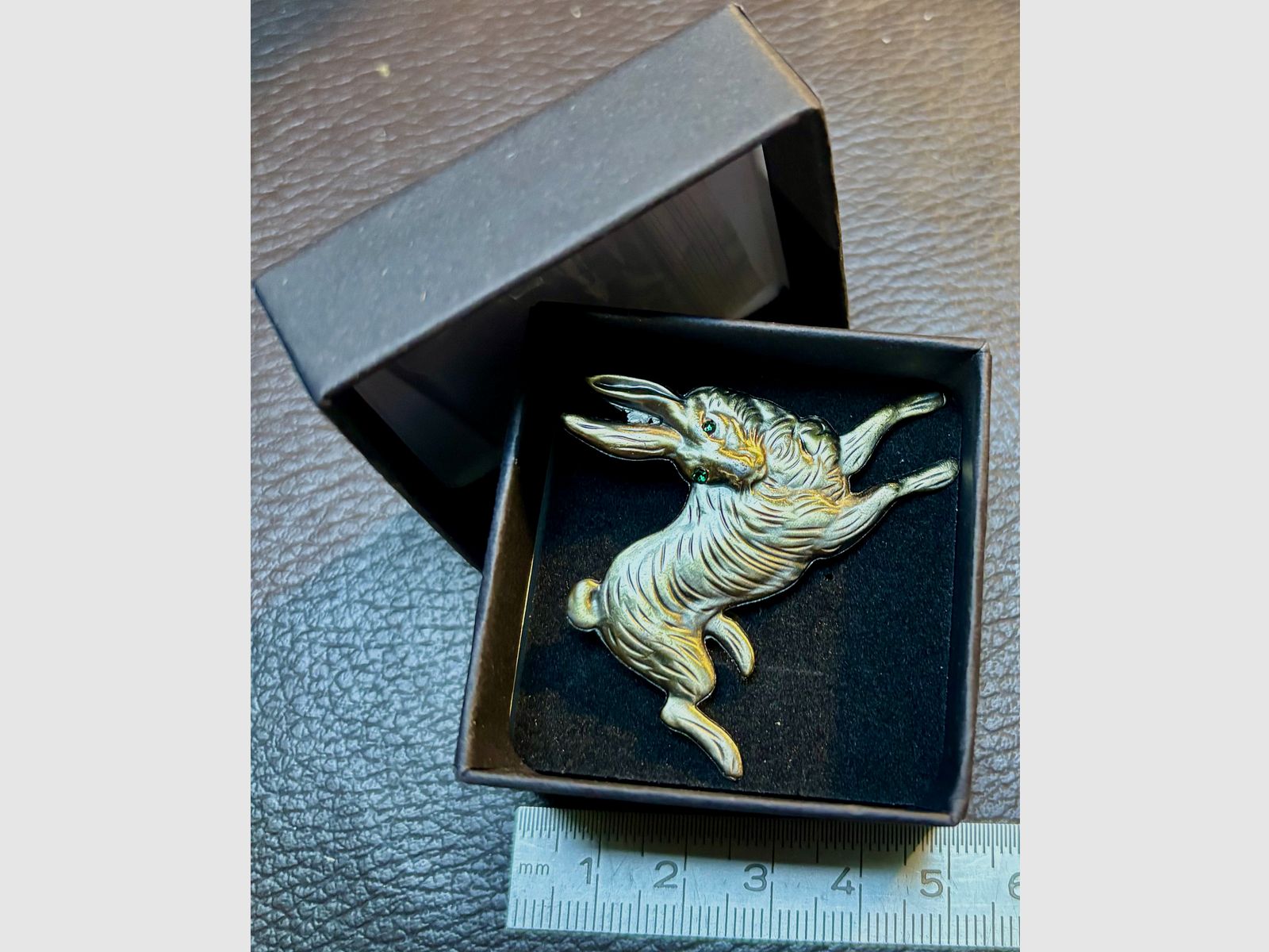 Hutnadel Hase , für SIE oder IHN , auch sehr schön für die Jacke oder Sakko mit exklusiver Verpackung 