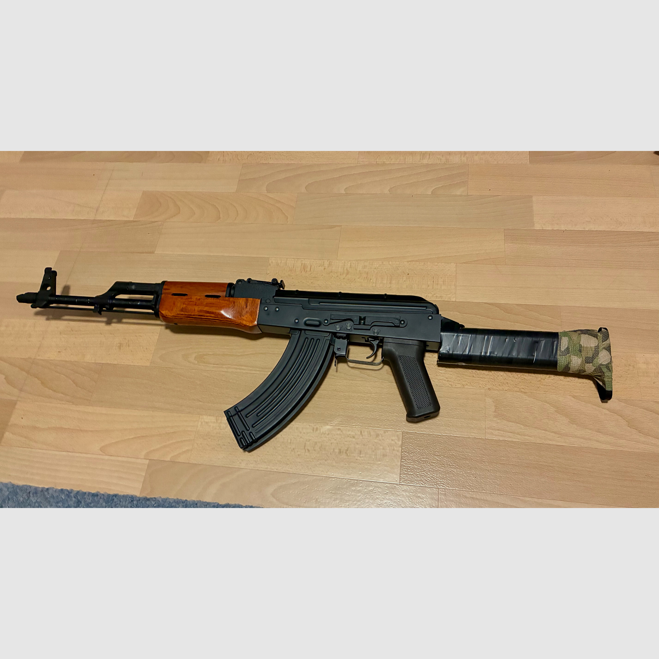 BEGADI AKM GEN-5 SPORT S-AEG Airsoft Softair + 8 Magazine / 11V Akkus, Ladegerät, BBs