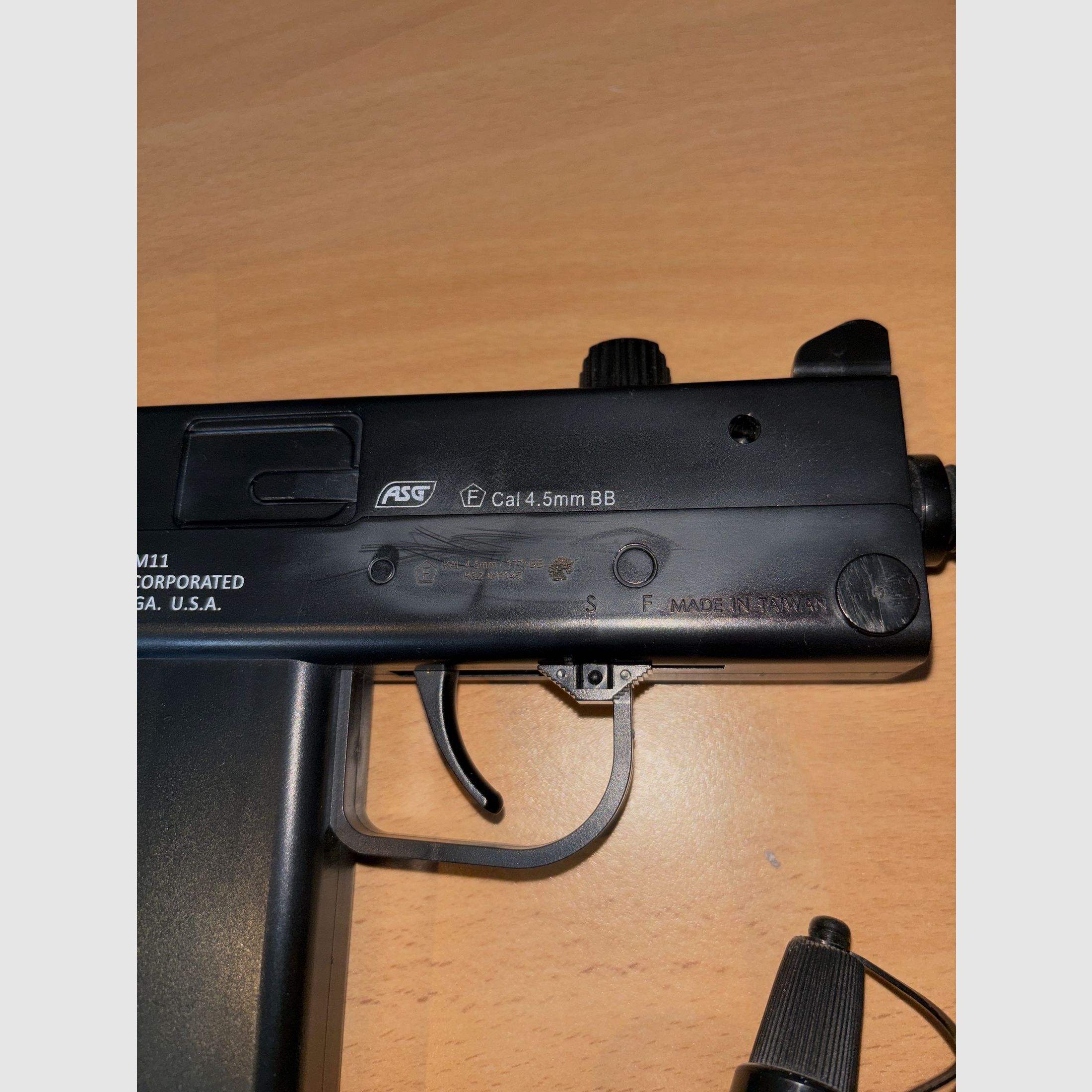 ASG / KWC Ingram M11 CO₂ NBB Luftpistole 4,5 mm BB – inkl. Zubehör