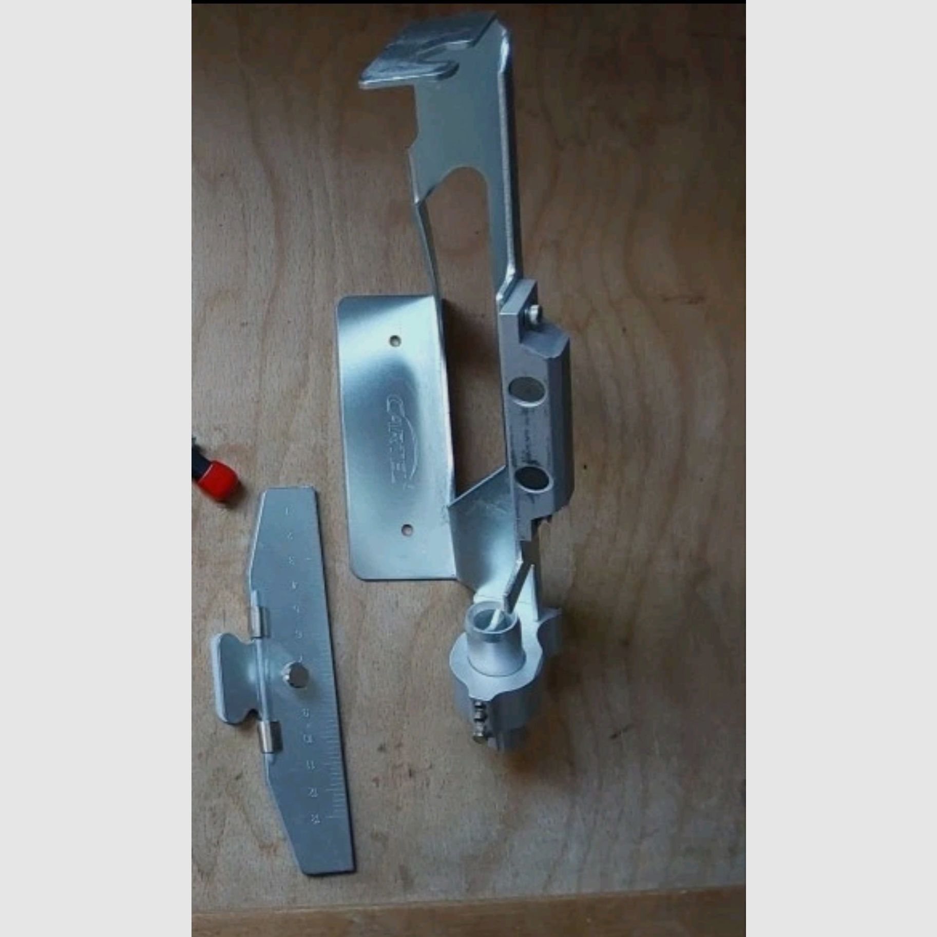 Fletching device for bow arrows, crossbow bolts, crossbow arrows