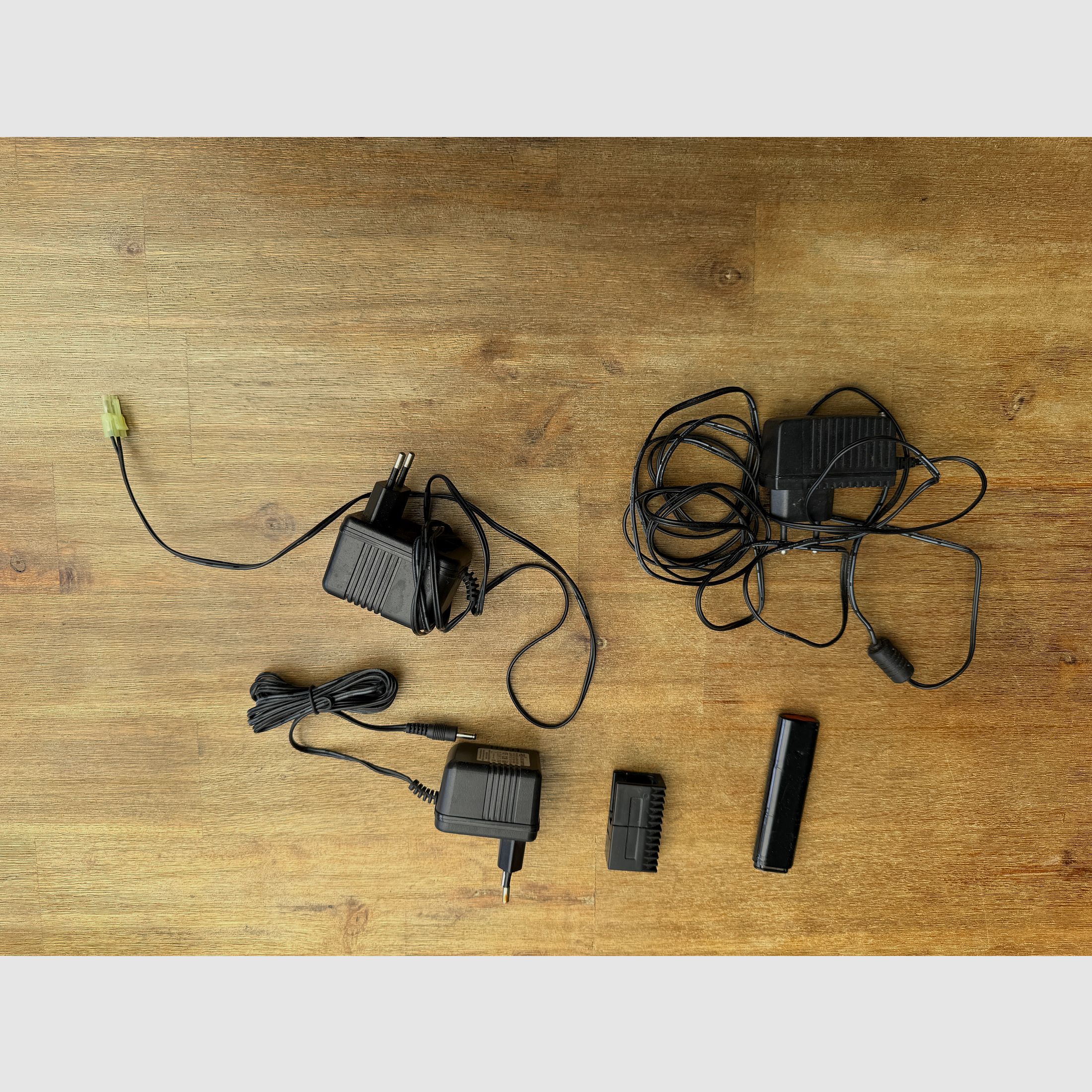 Verschiedene Softair-Waffen und Zubehör (Zielfernrohr, Magazine, Schalldämpfer, etc)