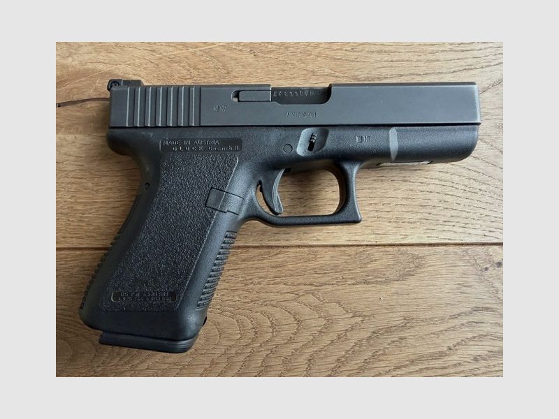 Glock 19 Gen 2 - Sammlerstück / sehr guter Original-Zustand - 4 Magazine - Sport- und Safety-Holster