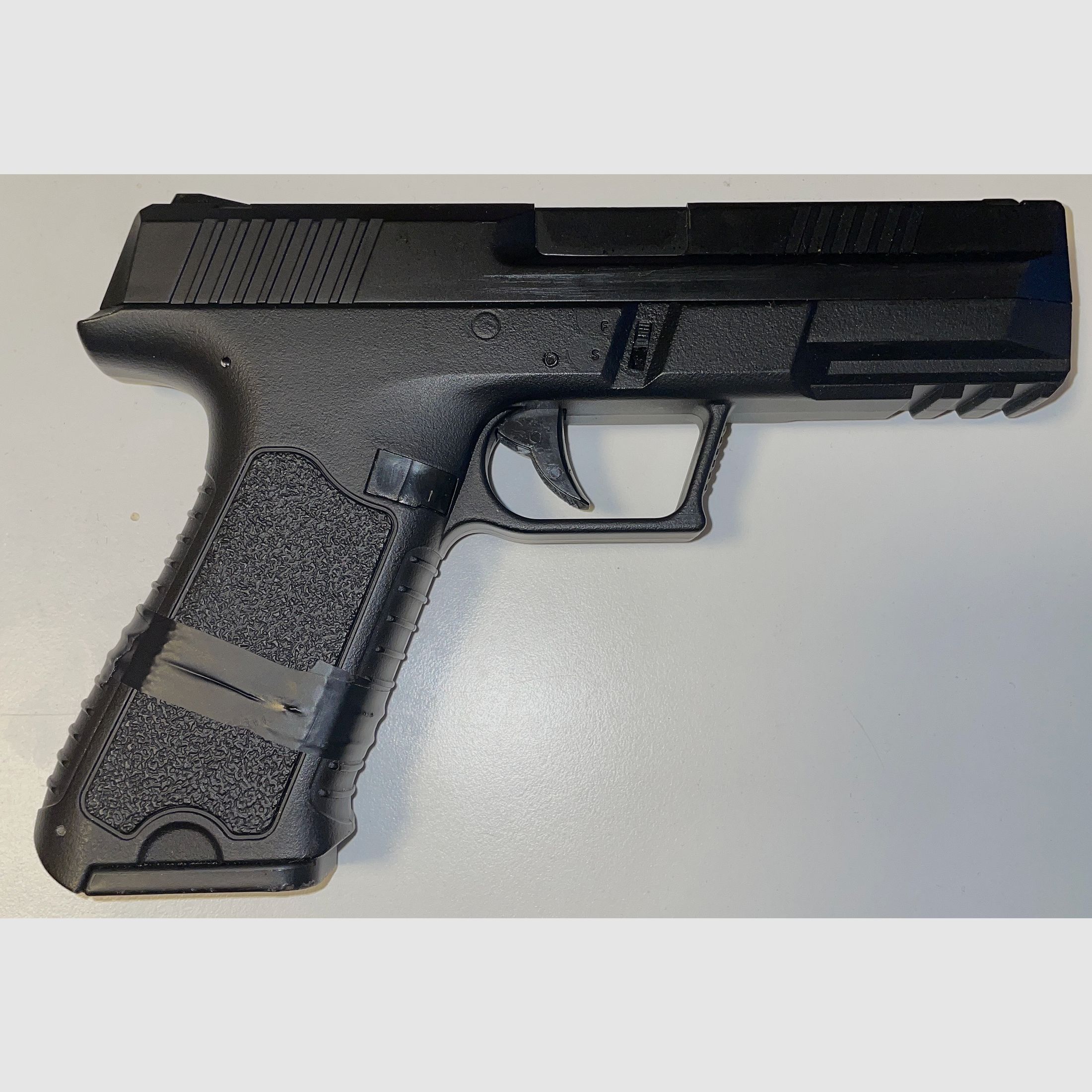 Cyma CM 127 - Vollautomatische/Semiautomatische Airsoft-Pistole mit 2 Magazinen und Original Zubehör