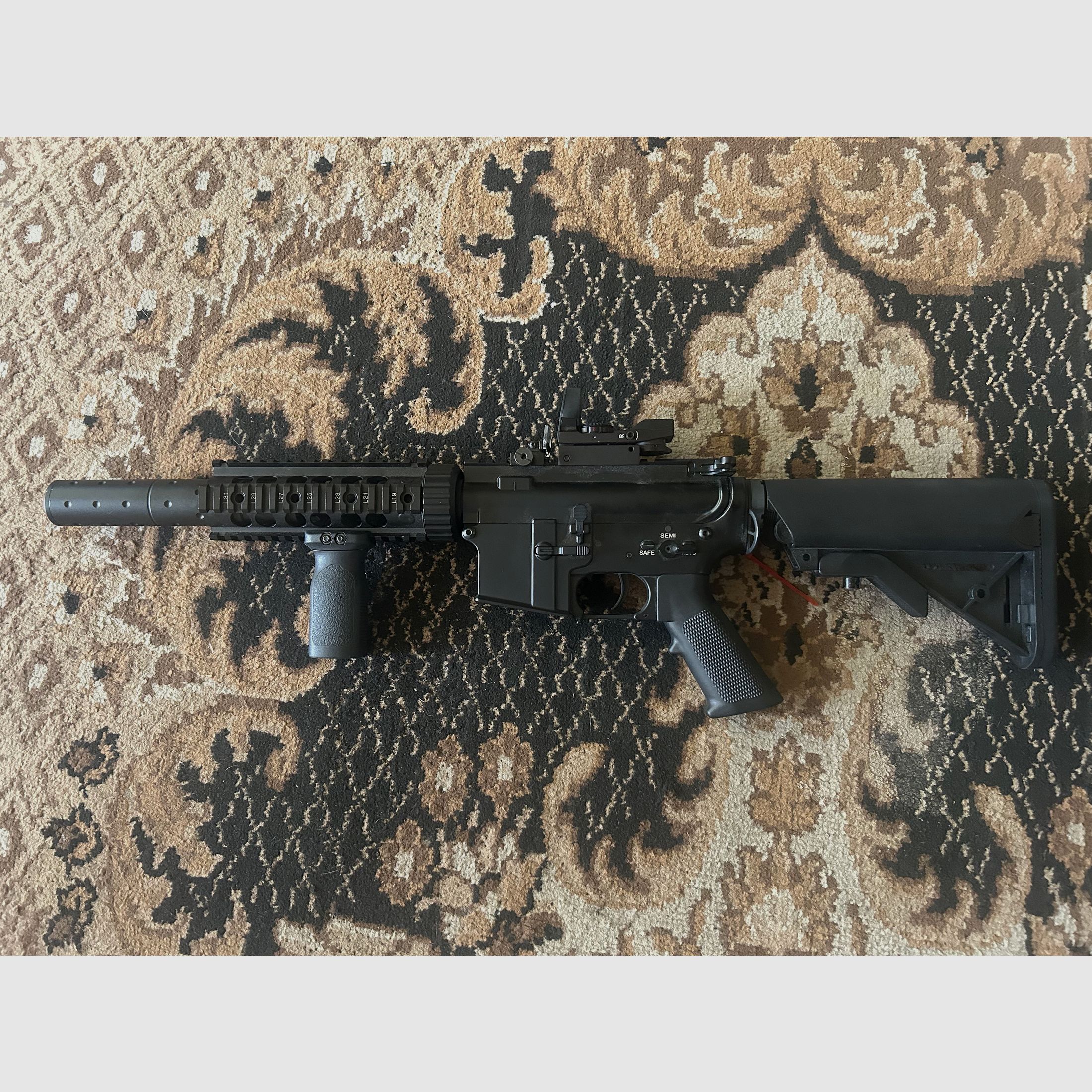 E&C M4 SOPMOD SD -GEN.4- (EFCS, MOSFET, KURZER HUB, AMBIDEXTROUS, GESCHWINDIGKEITSABZUG, PRO HOPUP) AEG MIT METALLGEHÄUSE & BURST MODUS < 0,5 J.