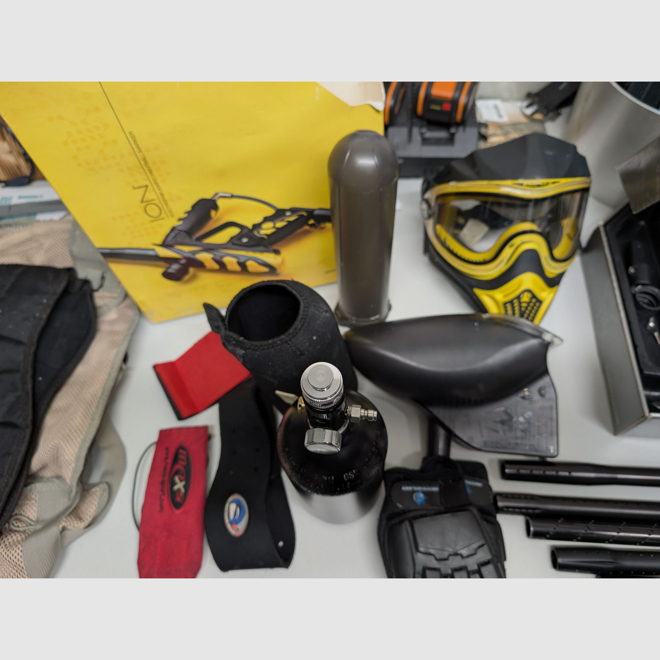 Équipement complet de paintball y compris le marqueur