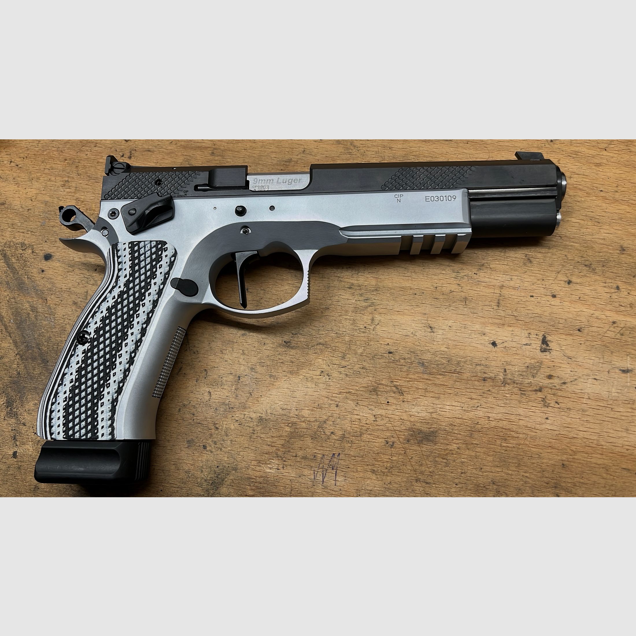 Grip scales VZ Grips G10 for CZ Shadow.