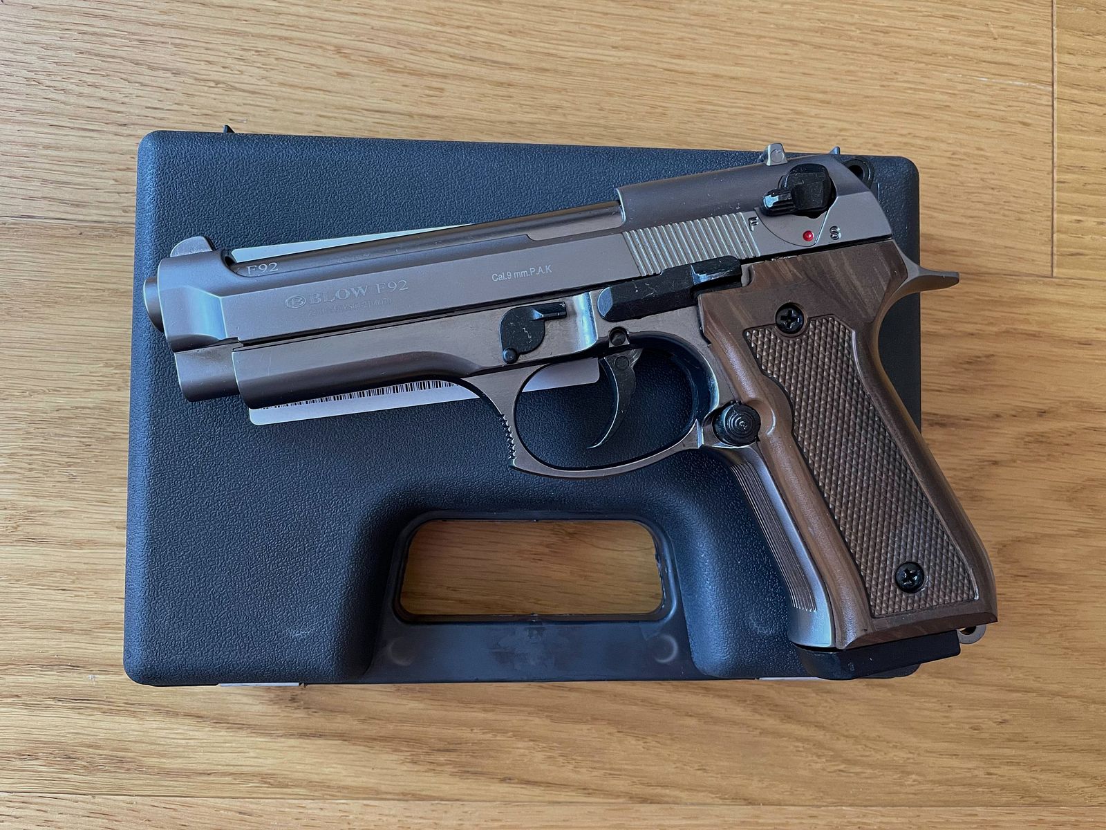 BLOW F92 Fume mit Holzgriffoptik – 9 mm P.A.K. / Beretta 92F Nachbau / Replica – EU-weiter Versand / EU-Wide Shipping, Bild 1 von 4