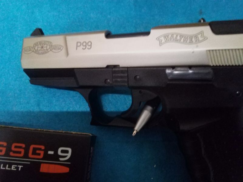 Biete eine Automatic Pistole Modell Walther P99.mit viel Zubehör.