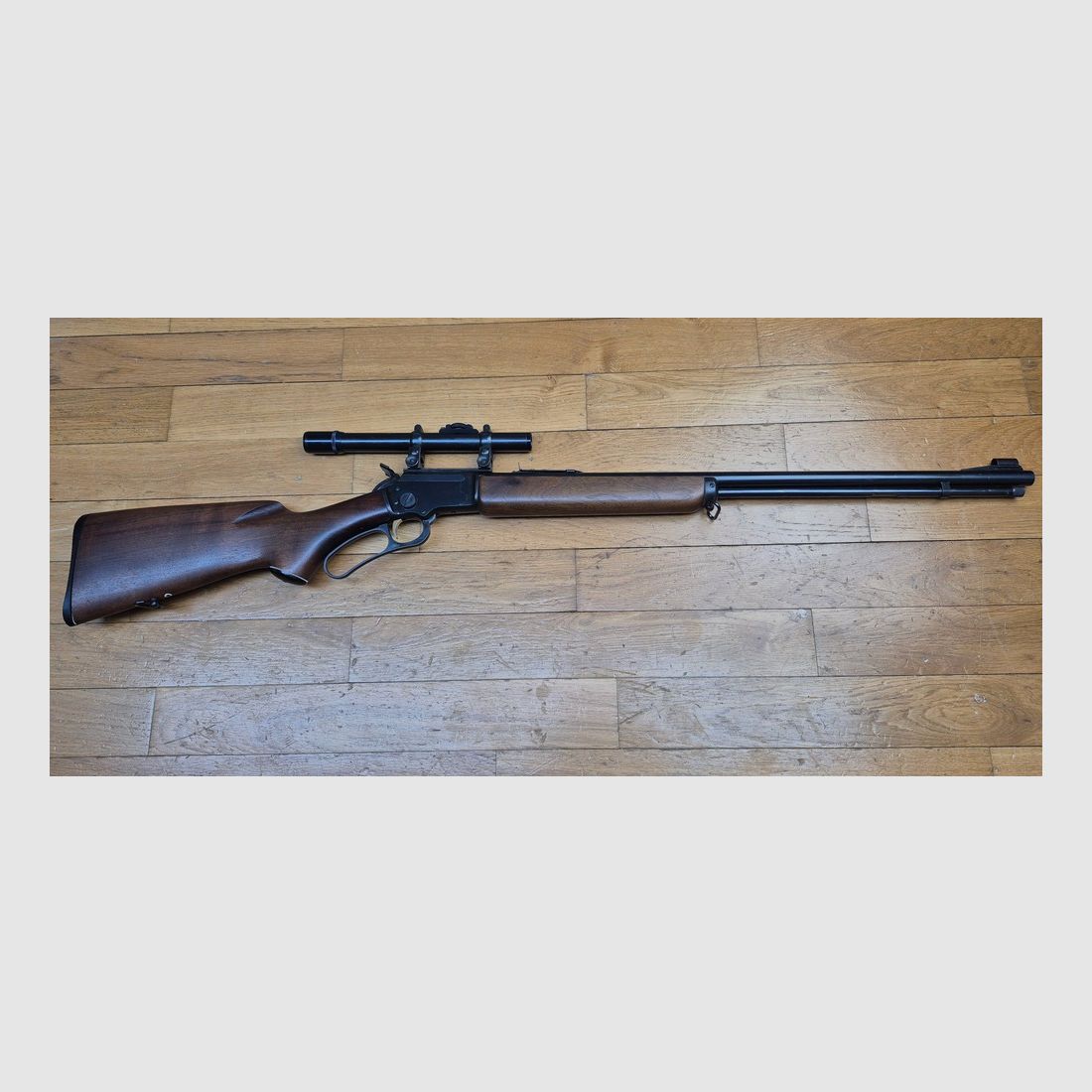 Sehr schöne Unterhebelrepetierbüchse Marlin Golden 39A – Kaliber 22LR – 10 Schuss + 1 in 22LR – Sehr schöne „JM“-Fertigung von 1962 – zerlegbar oder „Take-down“ – Mikrorillen-Lauf – Mechanischer und ästhetischer Zustand hervorragend – Stahlmontage mit Monope X2.5 Zielfernrohr mit Absehen Nr. 1 – Wunderschöne Spaßwaffe und für kleine Jagd – TBE++, Bild 2 von 47