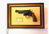 ••• Decorazione - Revolver .45 S&W - John Wayne - Highway Patrol - nella cornice •••