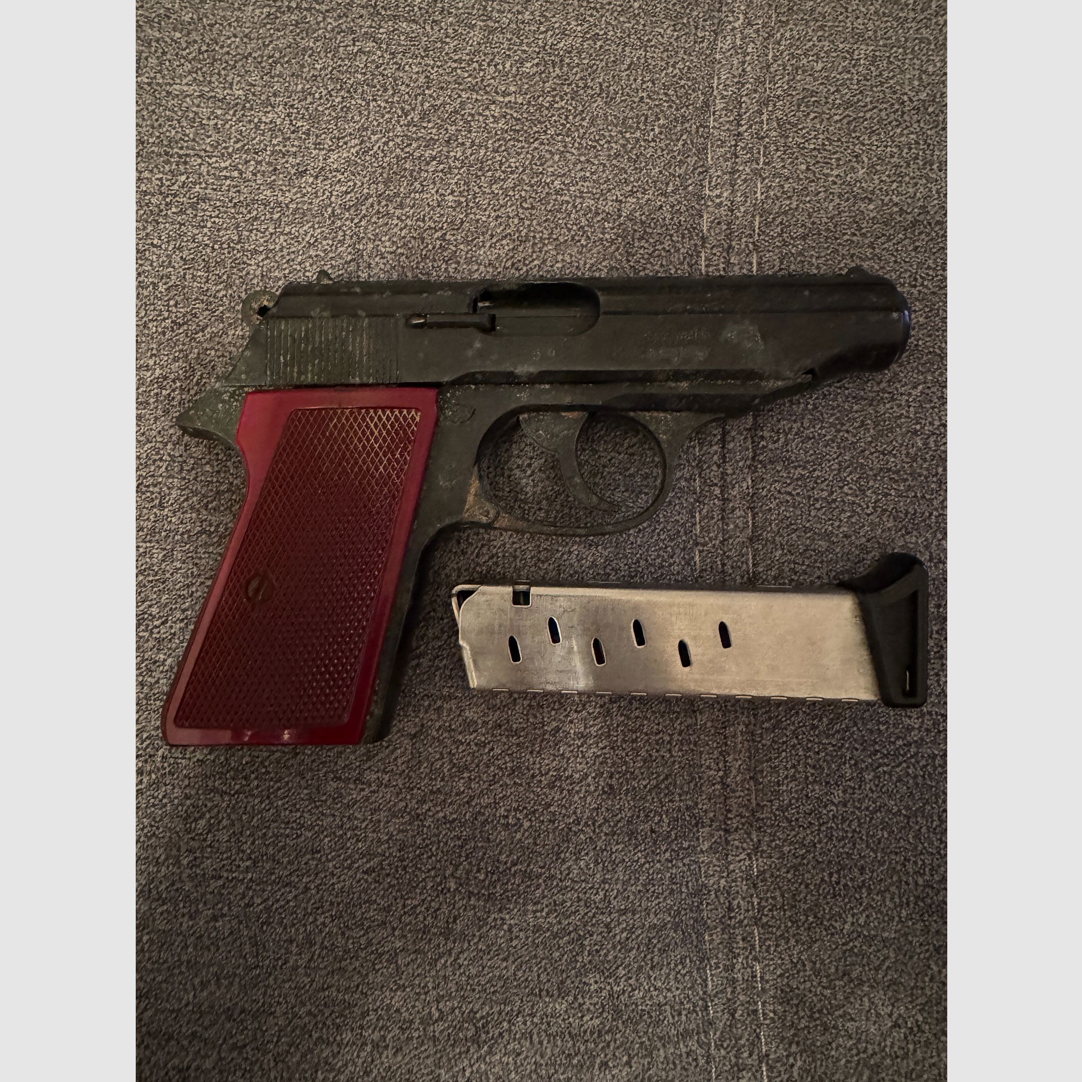Schreckschusspistole IWG Mod. P 900 (9mm P.A.K.) – mit Magazin & 50 Schuss Munition (Bastlerobjekt / Gebrauchsspuren)