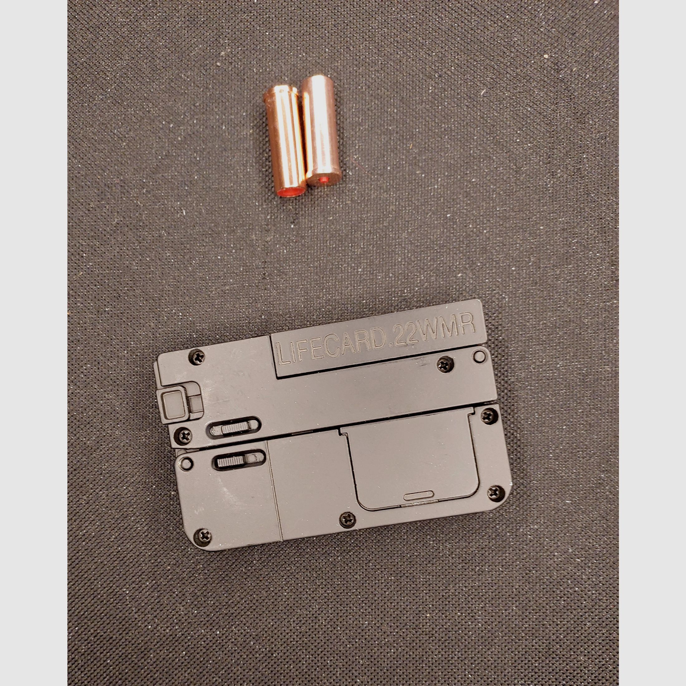 „LifeCard .22 WMR“ (Derringer-replica van het bedrijf GG) Deko-/speelgoedpistool van gietmetaal.