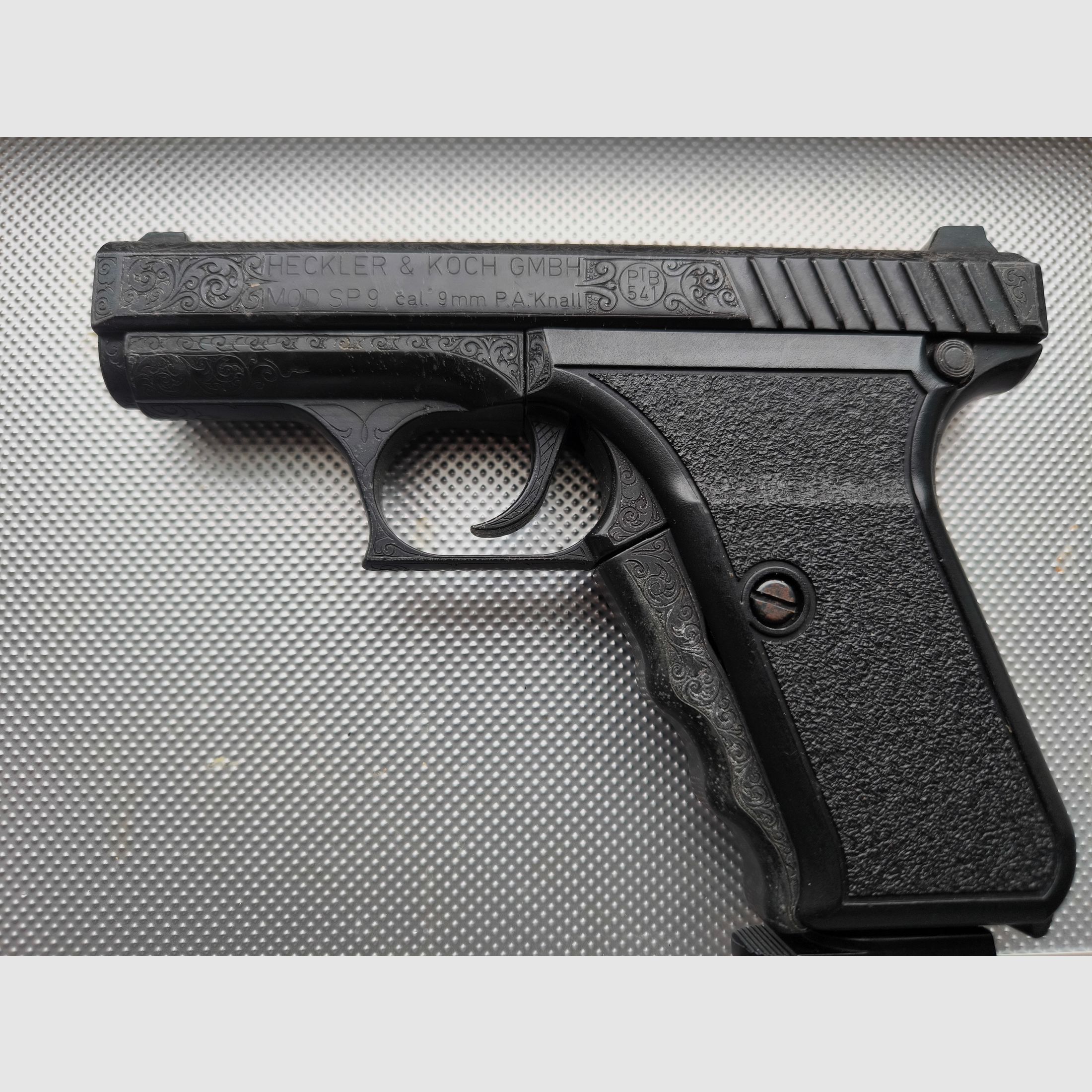 ⚠️ Atención coleccionistas Vitrine Stűck, Hackler & Koch Mod. SP9-con grabado - Visual y funcionalmente en estado impecable, como nuevo y apenas disparado y como pistola SRS de gas/tiro de salva calibre 9mmPAK ¡casi imposible de encontrar!