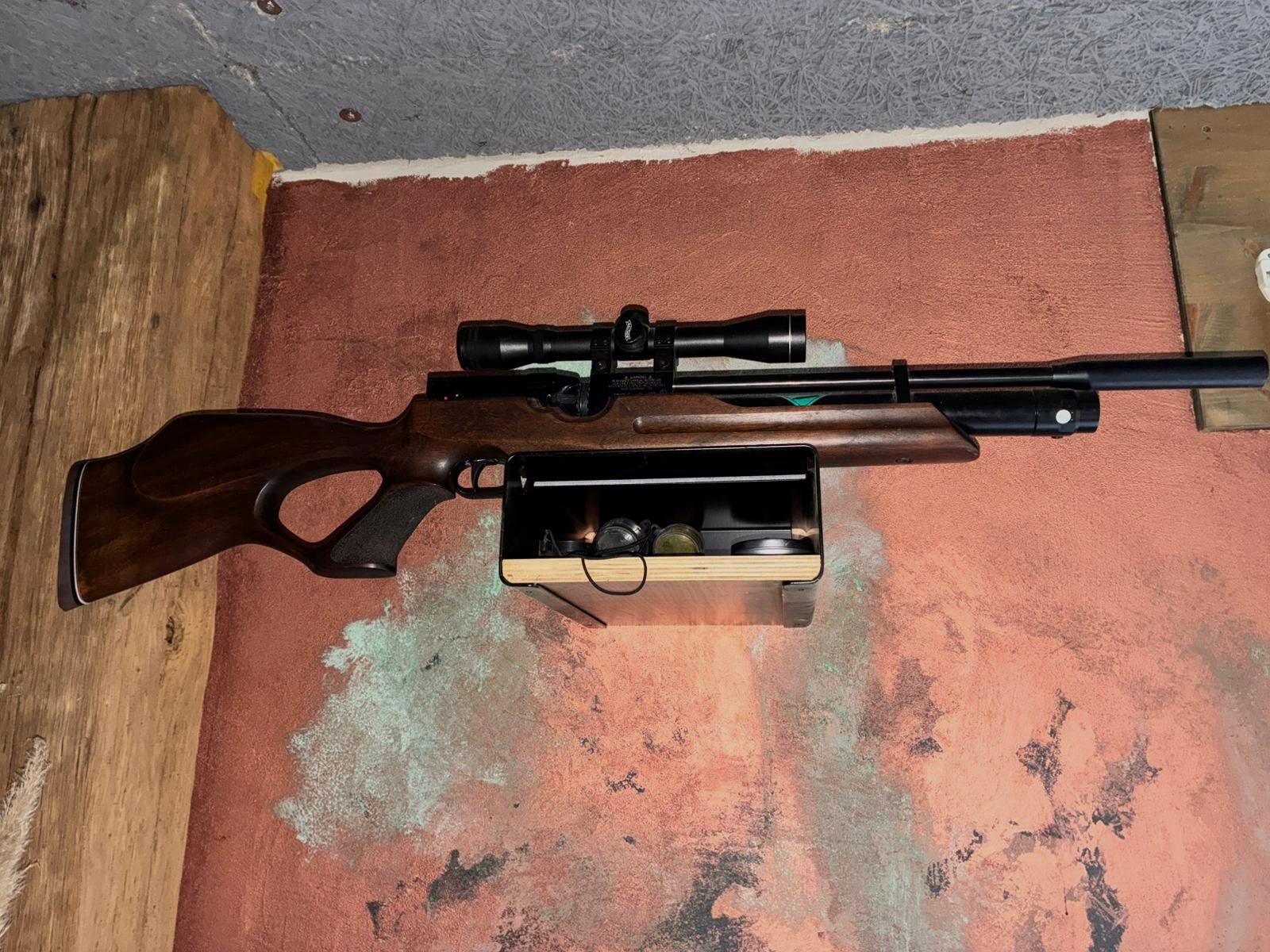 Pressluftgewehr Weihrauch HW 100 T Nussbaum-Lochschaft Kompensator Kaliber 5,5 mm