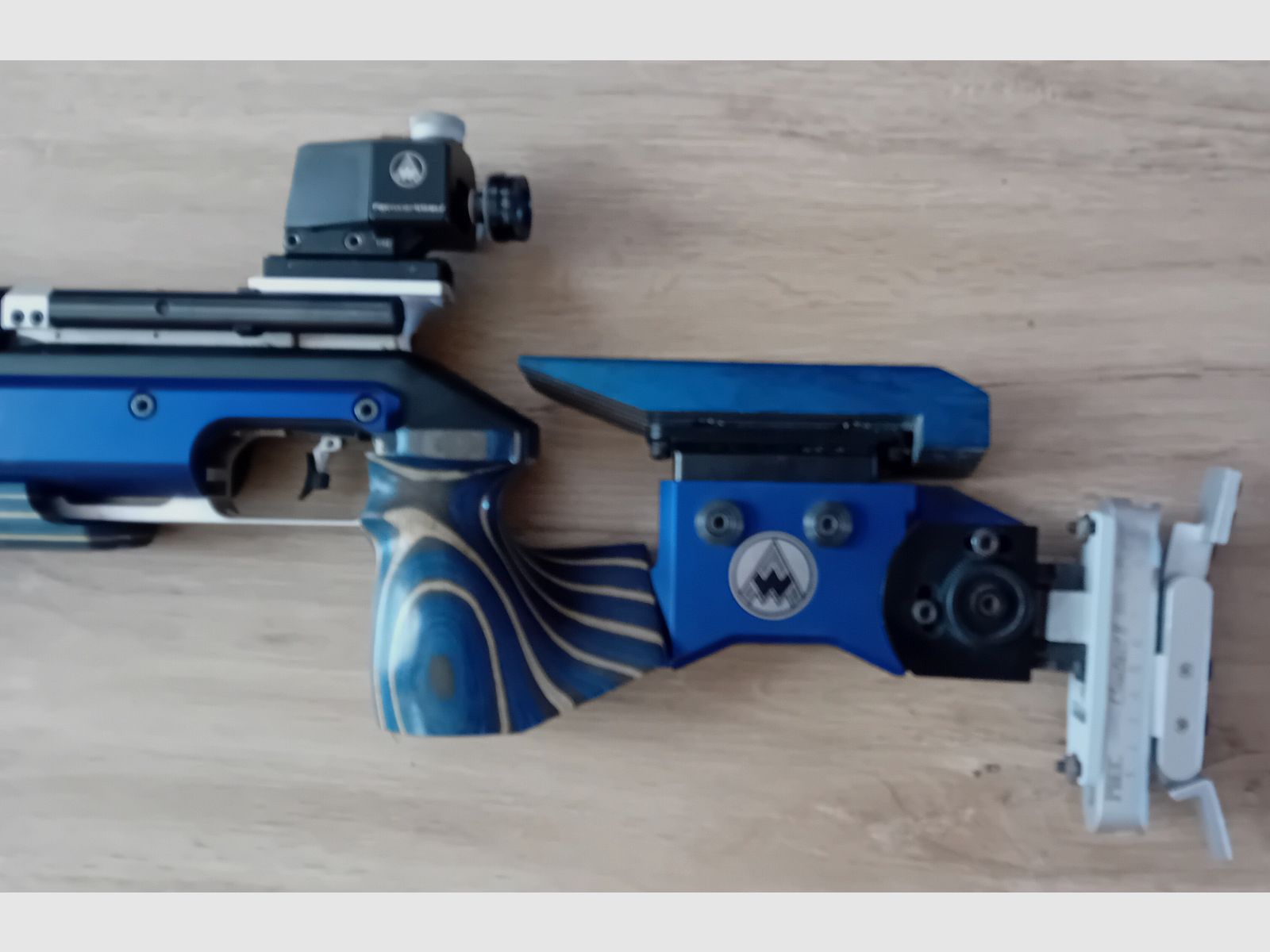 Press - Luftgewehr Feinwerkbau P 70 ALU - Links - Schaft
