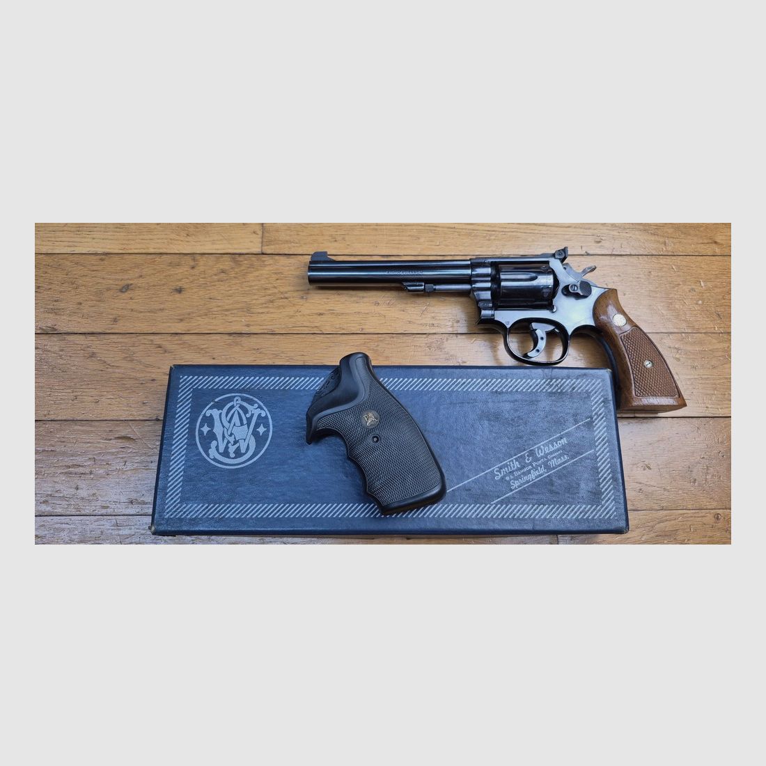 Magnifique révolver Smith&Wesson K38 « Masterpiece » ou Smith 14-4 après 1957 – Cal.38 SP – Arme de 1977 – Le modèle « Target » en 38. du Military and Police de 1905 ! – 80 ans de succès mérité – Second jeu de plaquettes Pachmayr – Boite d&rsquo;origine au numéro – État quasi neuf ! – TBE/TBE+, image 1 sur 22