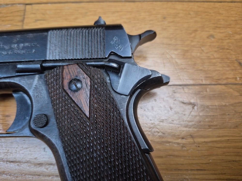 Seltene Colt 1911 Pistole (nicht 1911 A1!) – Der ursprüngliche Mythos! – Militärwaffe von 1918 – Kal. .45 ACP – Schöne Originalbrünierung zu 80% ohne Oxidation – Sehr schöne Markierungen – Lauf in gutem Zustand – Mechanik einwandfrei – Griffschalen, Schrauben, Magazin in Übereinstimmung und TBE – Seltenes Originalholster von 1918 als Bonus – BE+!, Bild 18 von 25
