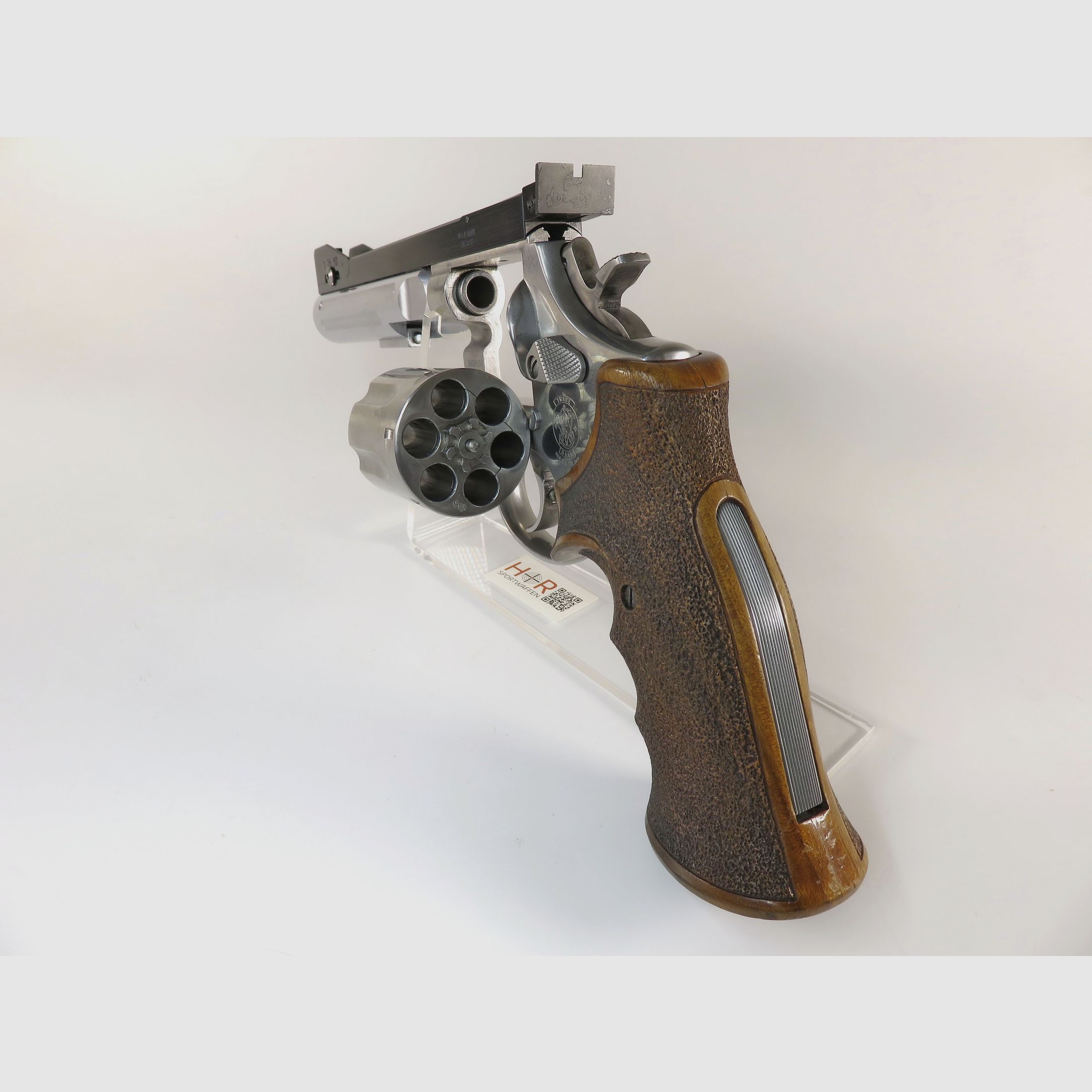 S&W 686-4 | 6 inches | .357 Mag / .38 Spec. | Bull Barrel | Aristocrat 3-position sight | Nill grip