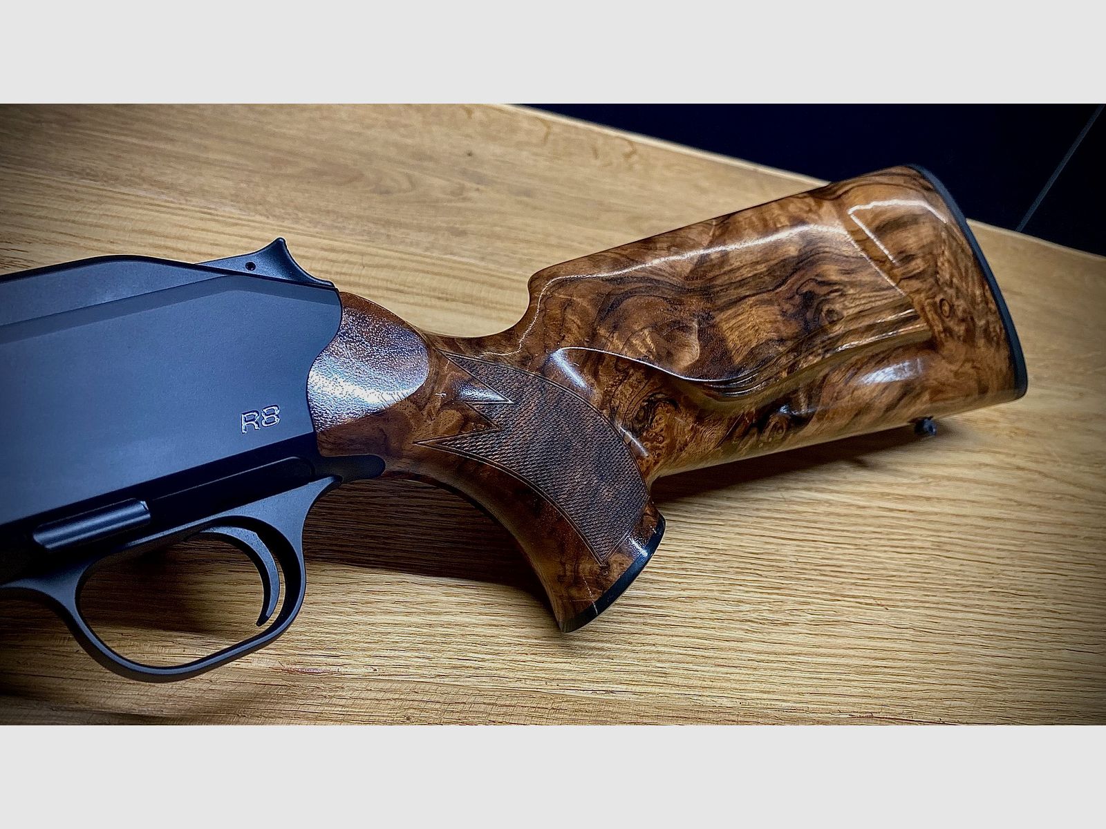 Blaser R8 Holzklasse 7 / Stahlkugel graviert mit Fischhaut / Kaliber und Lauflänge nach Wahl