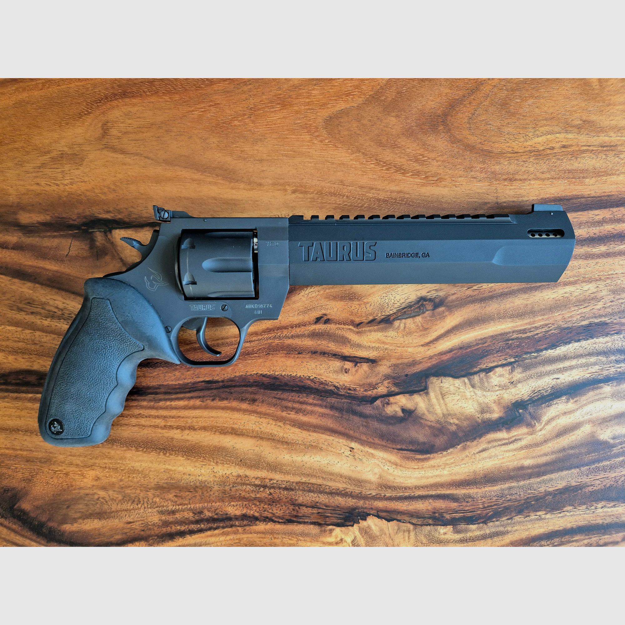 Taurus Raging Hunter 8 3/8" .44 Mag. incluant 3x HKS Speedloader – État comme neuf