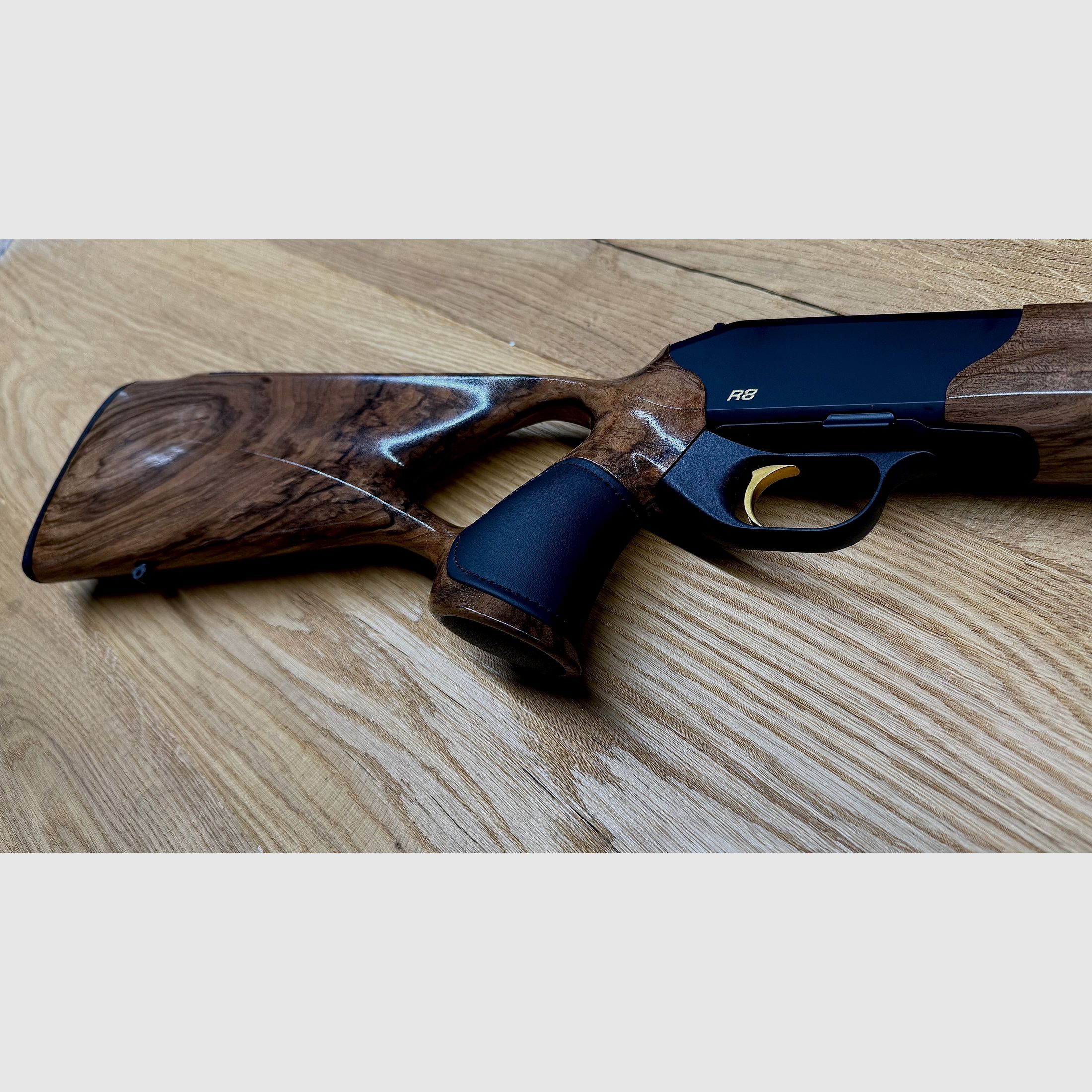 Blaser R8 Success Leder Schaft mit System / Holzklasse 6 / Leder schwarz / Goldelemente