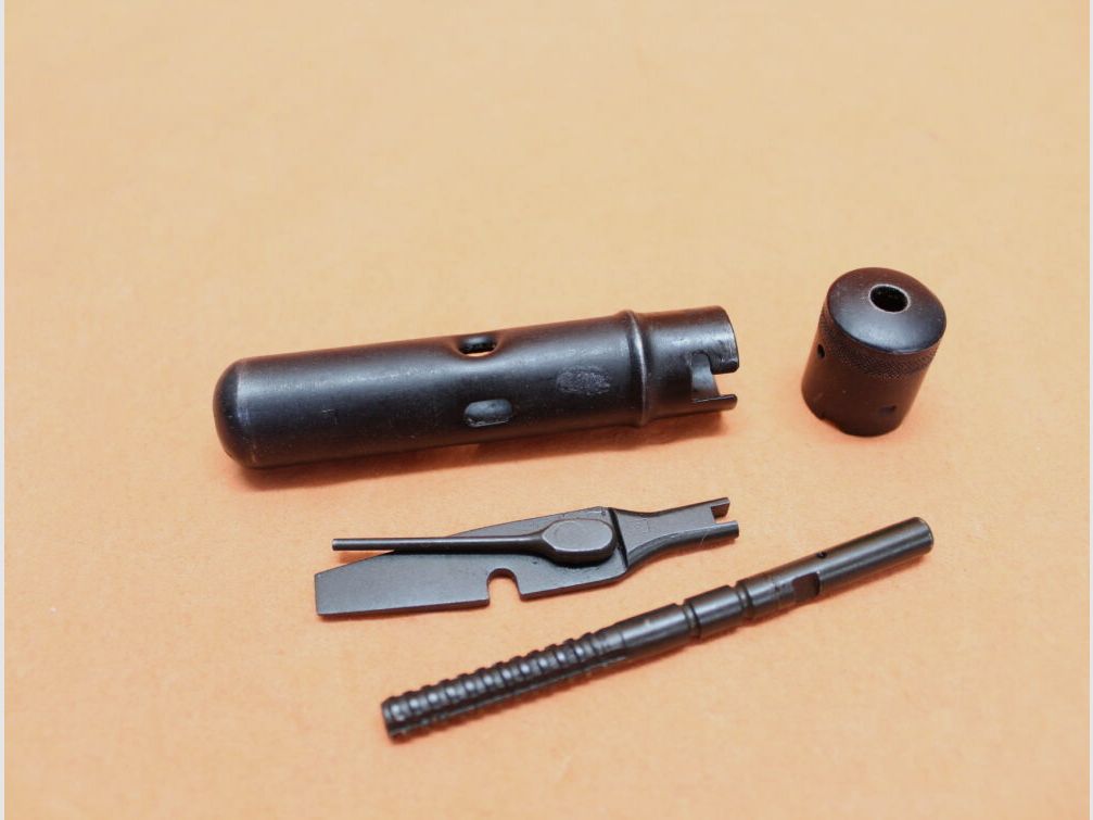 USSR SURPLUS Kalashnikov AKM: Reinigingsapparaat/ Kombi-tool voor de kolfruimte AKM/ AK47 USSR kal. 7,62mm