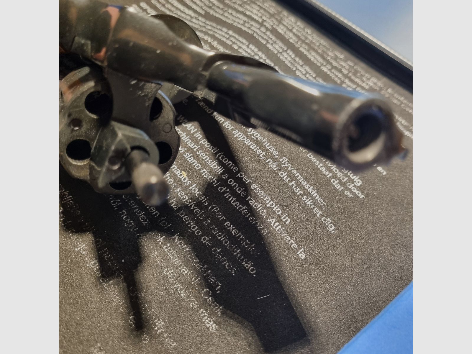 Smith & Wesson, Mod. Combat, 9mm, PTB 607 altes Modell, Holzgriffschalen, brüniert, zzgl. 50 Schuss