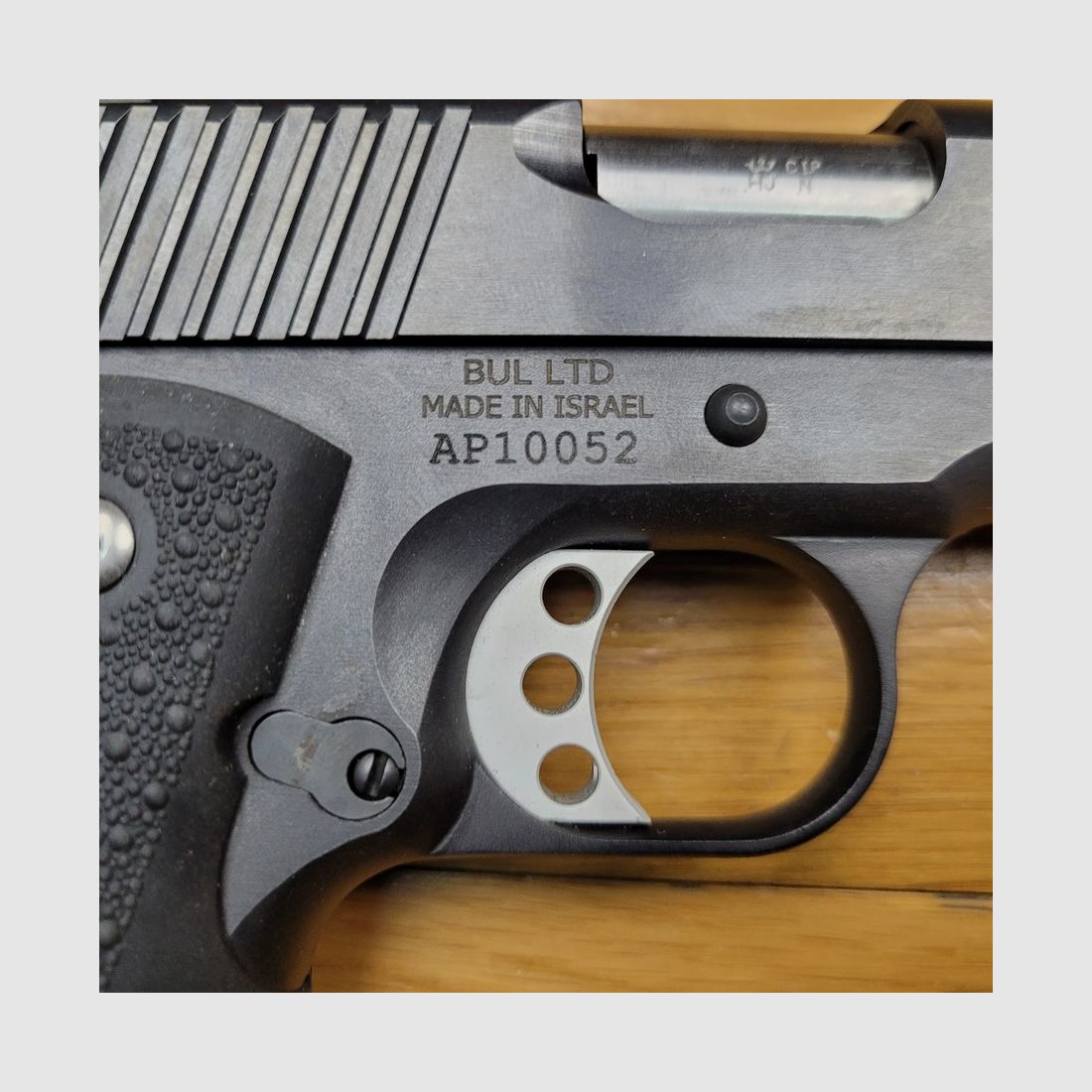 Sehr schöner Bul Armory 1911 „Classic Government“ – 9×19 – 2 Magazine mit zehn Schuss – Schöne matte Brünierung – Verlängerte Beavertail – Original- und Hogue-Griffschalen – Verstellbarer Abzug – Schwerer Inox-Lauf – Verstellbare Visierung – Originalverpackung – Neuwertiger Zustand!, Bild 1 von 20