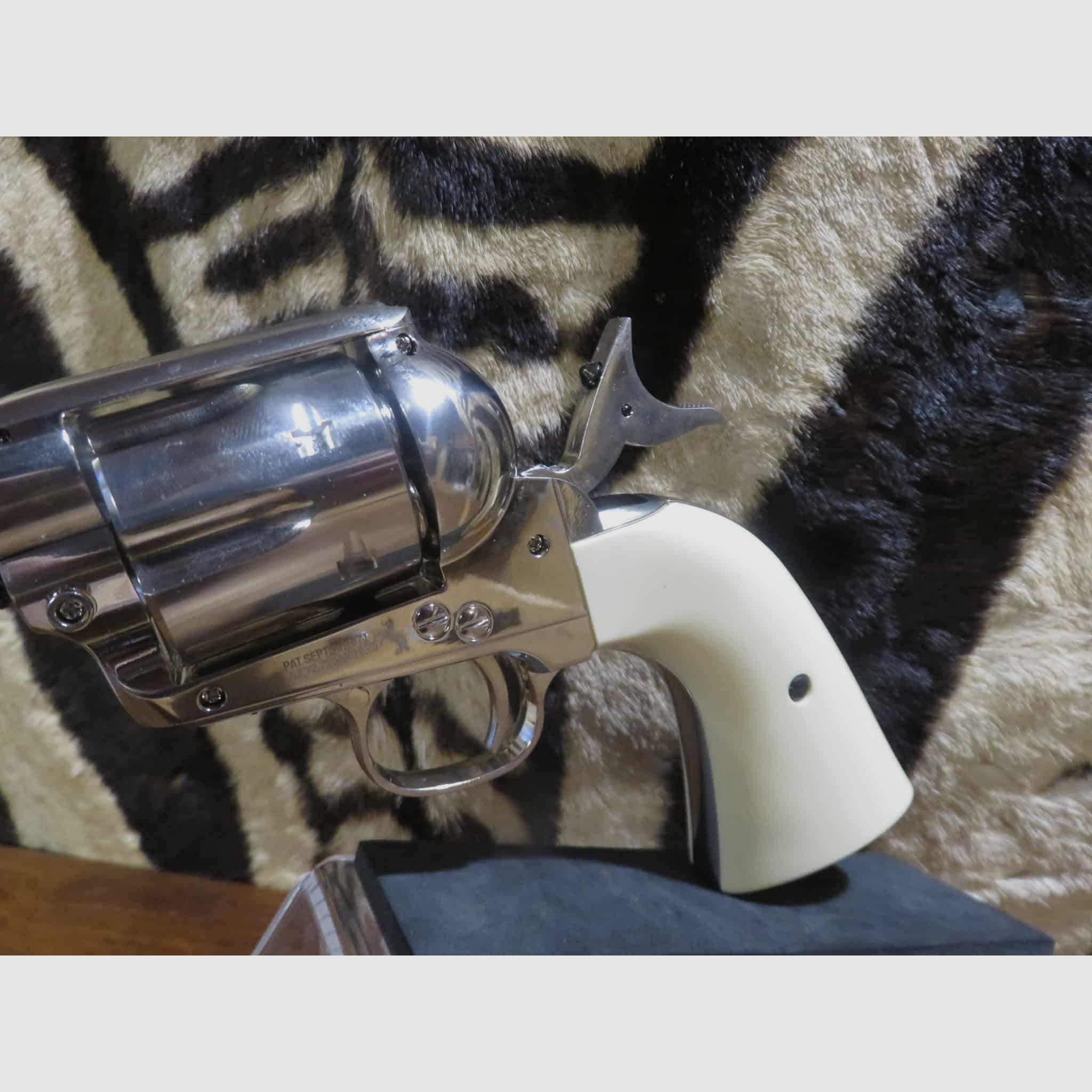 Revolver UMAREX Colt SAA .45 Co2, afbeelding 6 van 9